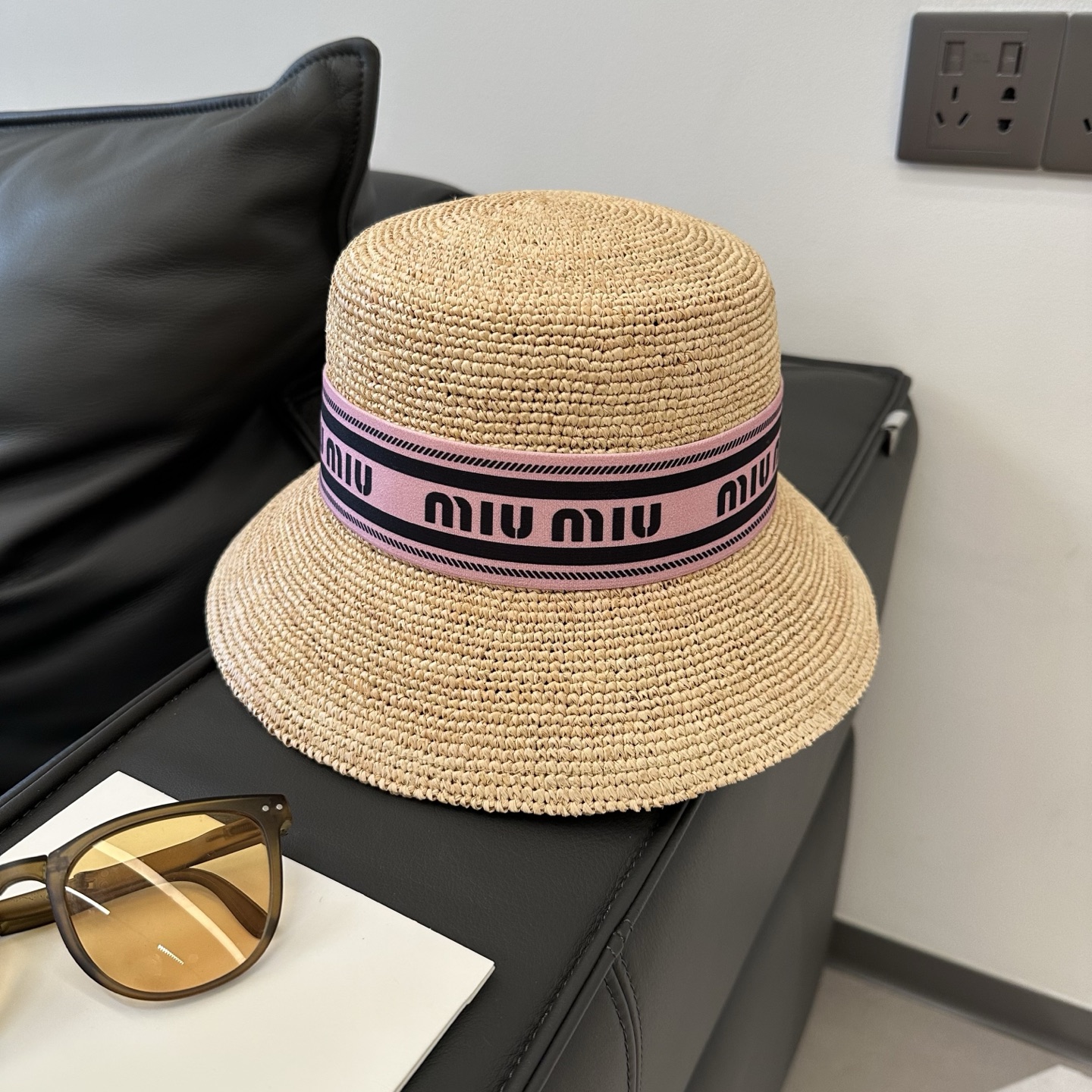 Sombrero de paja tejida fina de alta calidad importada de rafia para adultos de miumiu.