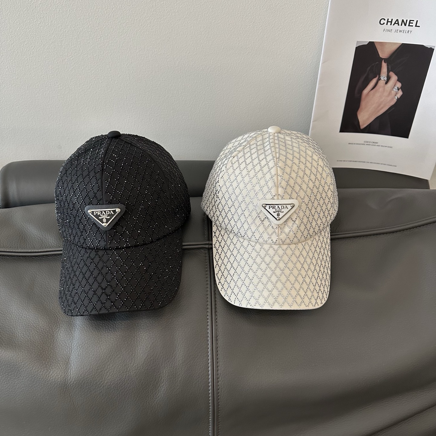 Gorra de béisbol para adultos de PRADA con triángulo invertido y llena de cristales.