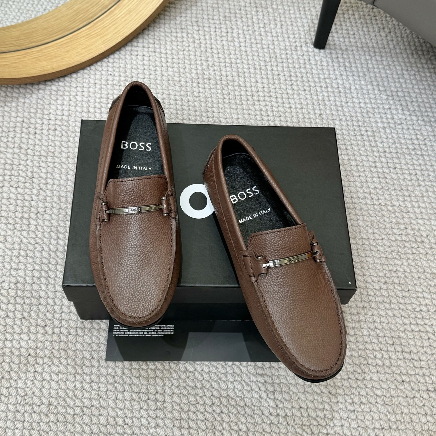 NO:283423,[BOSS] The new 2025-foam style is coming~ The upper is made of Italian imported cowhide, the leather is soft and delicate, and the imported sheepskin is both casual and easy to drive. The shoe shape is dignified and domineering, and the luxurious and charm is uncovered!  Natural and free upstartism, leading the trend. Numbers of codes 38-46, cowhide19860909【BOSS】2025泡新款来袭～鞋面采用意大利进口头层牛皮,皮质柔软细腻,进口羊皮里 驾车休闲两不误,鞋型端庄霸气,奢华魅力无所掩盖！自然洒脱的新贵主义,引领潮流.码数38-46,,cowhide,Men's shoes