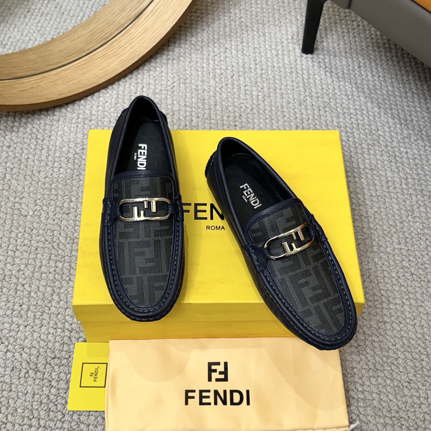 NO:283429,【FENDI】2025 New Milan Men's Fashion Lazy Show Fashion Casual Bean Dog Shoes Imported Calfskin Fabric Super Slipper, Sweat-absorbing and Breathable, (Sheepskin Inner). Shoe Body Medusa Avatar Irregular Avatar High-tech Logo French Love Fit Foot Design Style Low-key and generous, Excellent Foot Effect. Men's Shoes Size 38-46 (4-12), Fendi, Fendi, Loafers, cowhide, sheepskin19860909【FENDI 芬迪】2025年新米兰男时装懒人走秀款时尚休闲豆豆鞋 进口小牛皮面料 超滑质感 吸汗透气 ,（羊皮内里）.鞋身金属LOGO美杜莎头像不规则头像高级工艺标志法国乐福套脚设计风格 低调大方 上脚效果超赞..男鞋码数38-46（4-12）,,fendi,fendi,loafers,cowhide,sheepskin,Men's shoes
