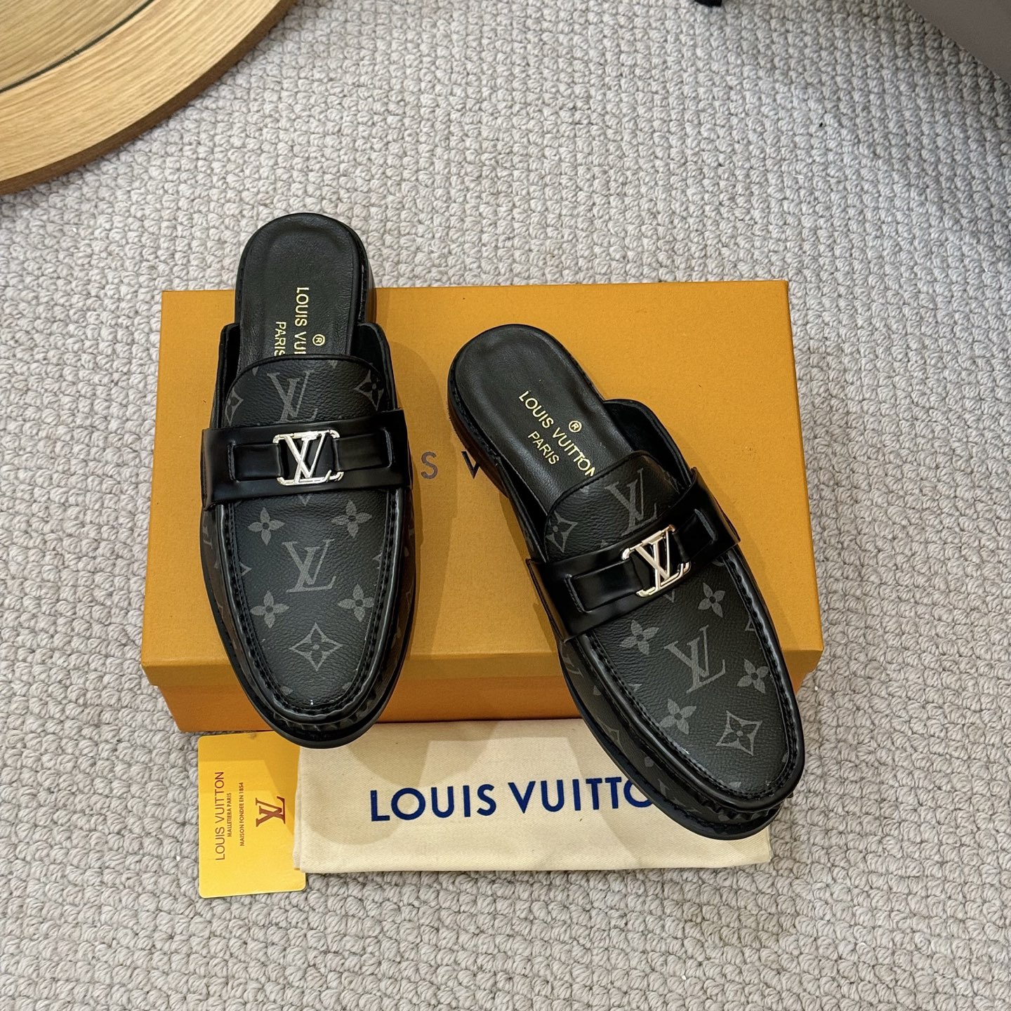NO:355676,(Yangli) 2025 LV men's business and casual semi-travel. Pure handmade cowhide imported from Italy Cowhide inner more comfortable and more foot-sensing. Number of sizes: 38-44 (can be ordered 45.46), louis vuitton,cowhide19860909(羊里) 2025 LV男士商务休闲半拖. 纯手工打造 意大利进口牛皮 牛皮内里 更舒服 更贴脚感 码数: 38一44（可订45.46）,,louis vuitton,cowhide,Men's shoes
