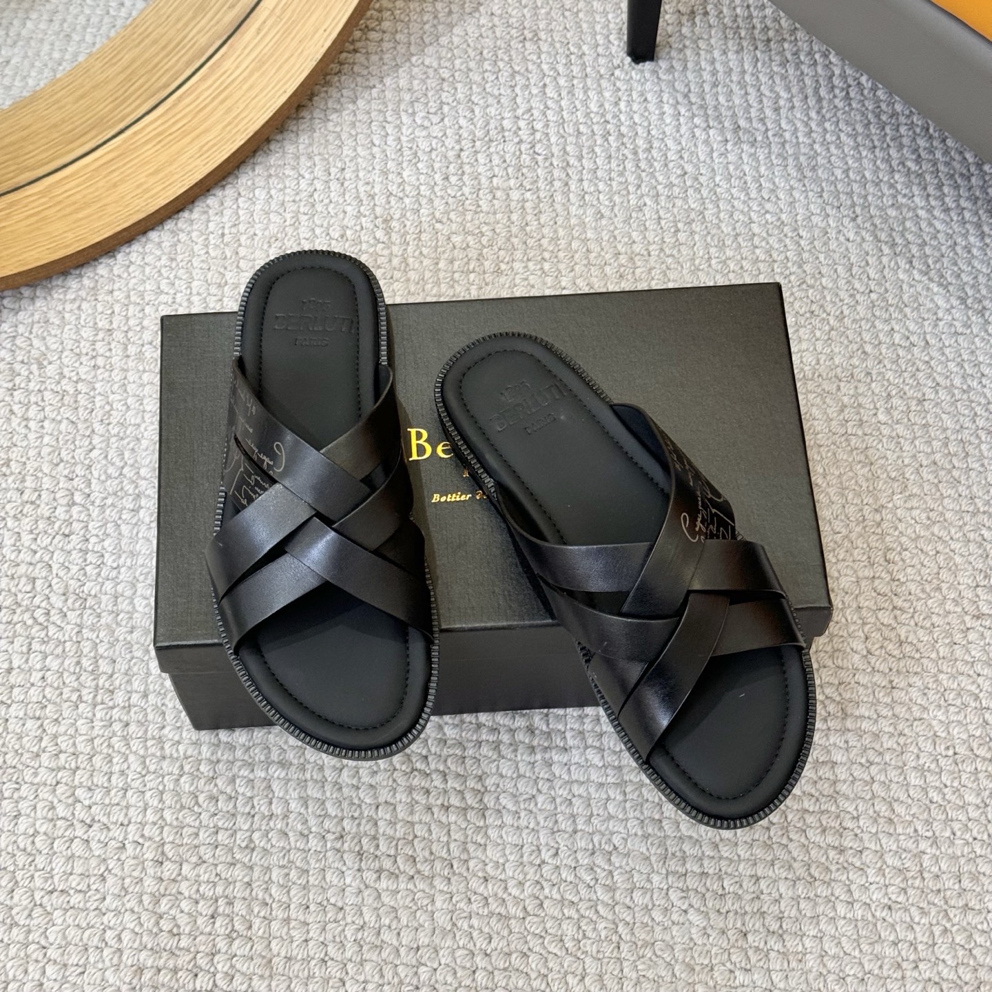 NO:355697,.Berlut Bruti Top Hand-Colored Cowhide Men's Slippers!  Fully handmade!  Decorated Sifnos Scritto patterned leather slippers!  official!  The imported leather embryo is colored and changed to color and treated with cowhide cross tattoo pattern design on the upper imported leather embryo is colored and changed to color footbed!  Imprinted three-dimensional brand logo, cowhide leather serrated strips, private molded custom badge pattern lightweight and large sole combination, light and comfortable on the feet!  Size 39-40-41-42-43-44-45-46,,slippers,cowhide19860909.Berlut布鲁提 顶级手工上色牛皮男士拖鞋！ 全手工制作！有装饰的Sifnos Scritto图纹皮革拖鞋！官！采用进口皮胚古法上色改色处理鞋面牛皮交叉刺青图案设计 进口皮肧古法改色垫脚！压印立体品牌logo 牛皮皮革锯齿状沿条、私家开模定制徽章图案轻质大底组合、上脚轻便舒适！ 尺码39-40-41-42-43-44-45-46,,slippers,cowhide,Men's shoes