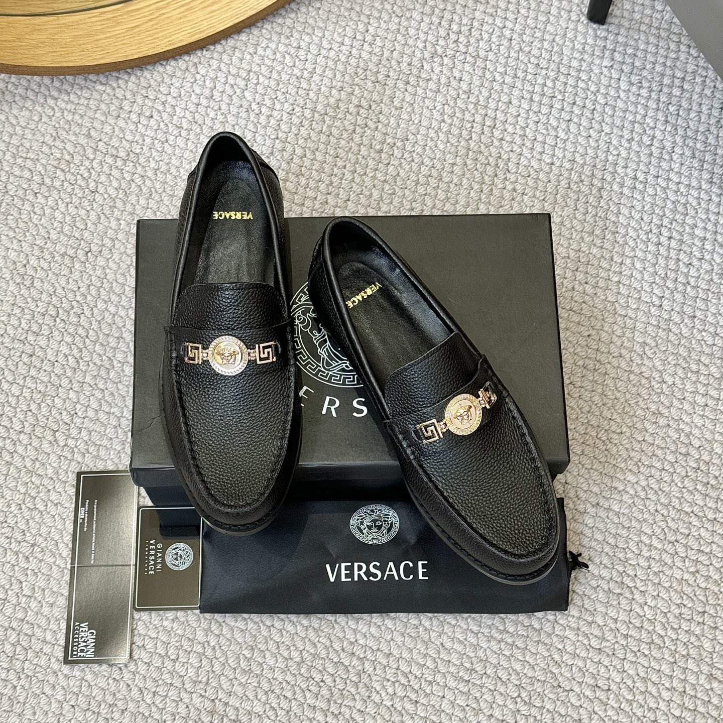 NO:355745,, (Sheepli) Versace counter new style, fine workmanship, using imported cowhide, sheepskin inner lining, exquisite modern detailed design, rubber wear-resistant and non-slip large sole, super versatile, high-end and tasteless, code 38-44 order 45 46, versace, cowhide, sheepskin19860909、(羊里) 范思哲专柜新款,做工精细,采用进口头层牛皮,羊皮内里,精湛现代细节设计,橡胶耐磨防滑大底,超级百搭,高档不失品味,码38-44 可订45 46,,versace,cowhide,sheepskin,Men's shoes