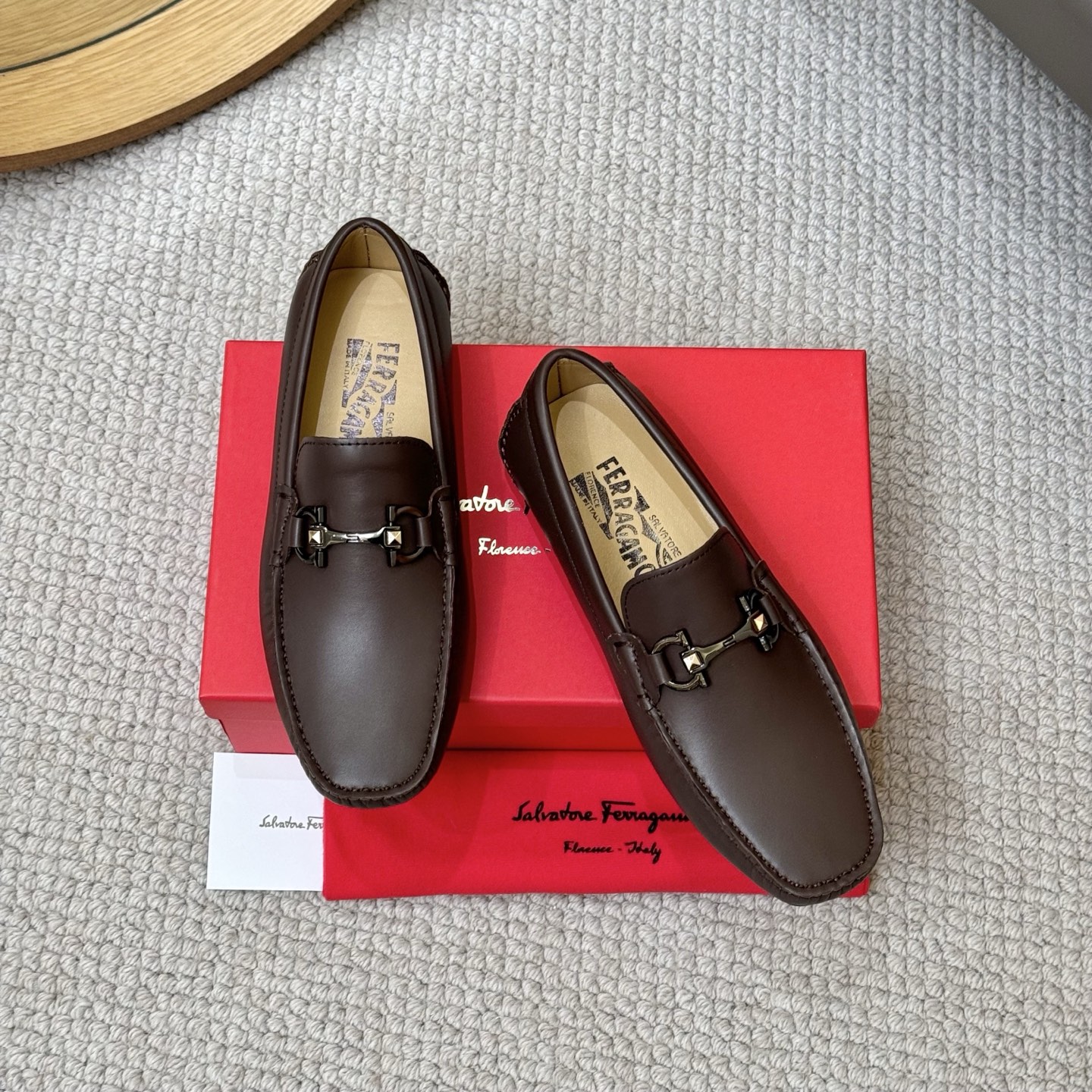 حذاء رجالي Salvatore Ferragamo بني من جلد العجل بتصميم كلاسيكي