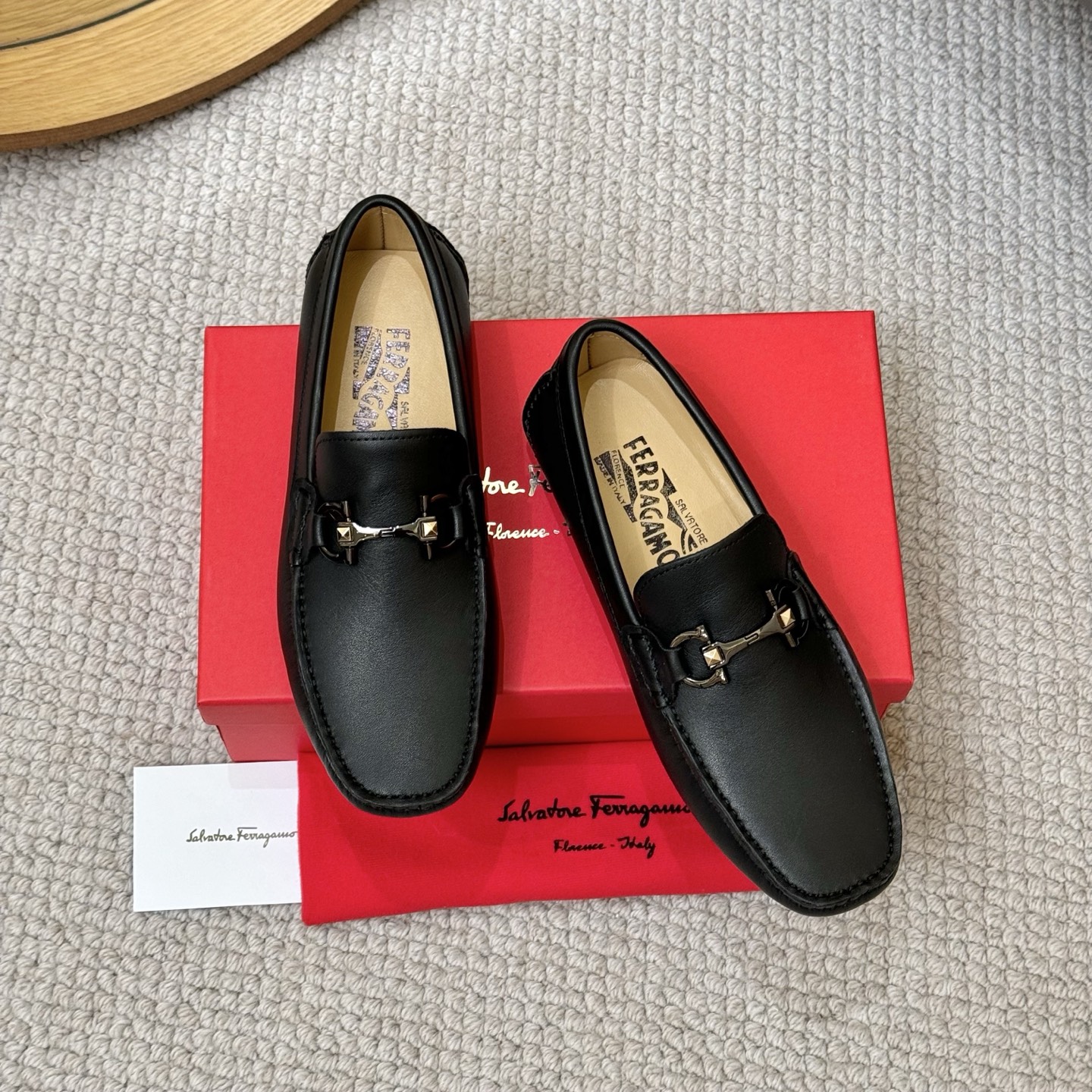 Mocassins Ferragamo Homme en Cuir de Veau Noir - Élégance et Confort