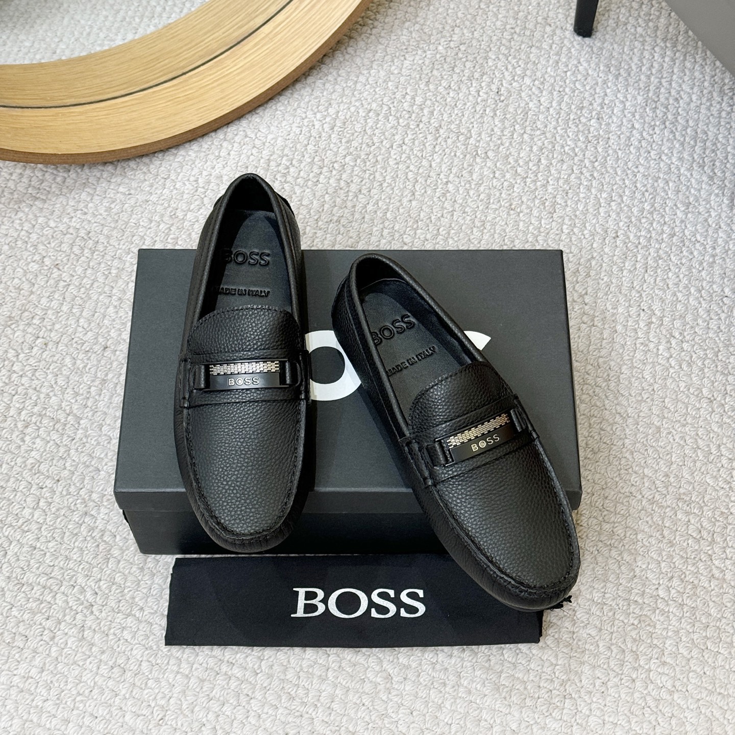 NO:355390,[BOOS] The new 2025-foot shot is coming~ The upper is made of Italian imported cowhide, the leather is soft and delicate, and the imported sheepskin is both casual and easy to drive. The shoe shape is dignified and domineering, and the luxurious and charm is uncovered!  Natural and free upstartism, leading the trend. Numbers of codes 38-46, cowhide19860909【BOOS】2025泡新款来袭～鞋面采用意大利进口头层牛皮,皮质柔软细腻,进口羊皮里 驾车休闲两不误,鞋型端庄霸气,奢华魅力无所掩盖！自然洒脱的新贵主义,引领潮流.码数38-46,,cowhide,Men's shoes