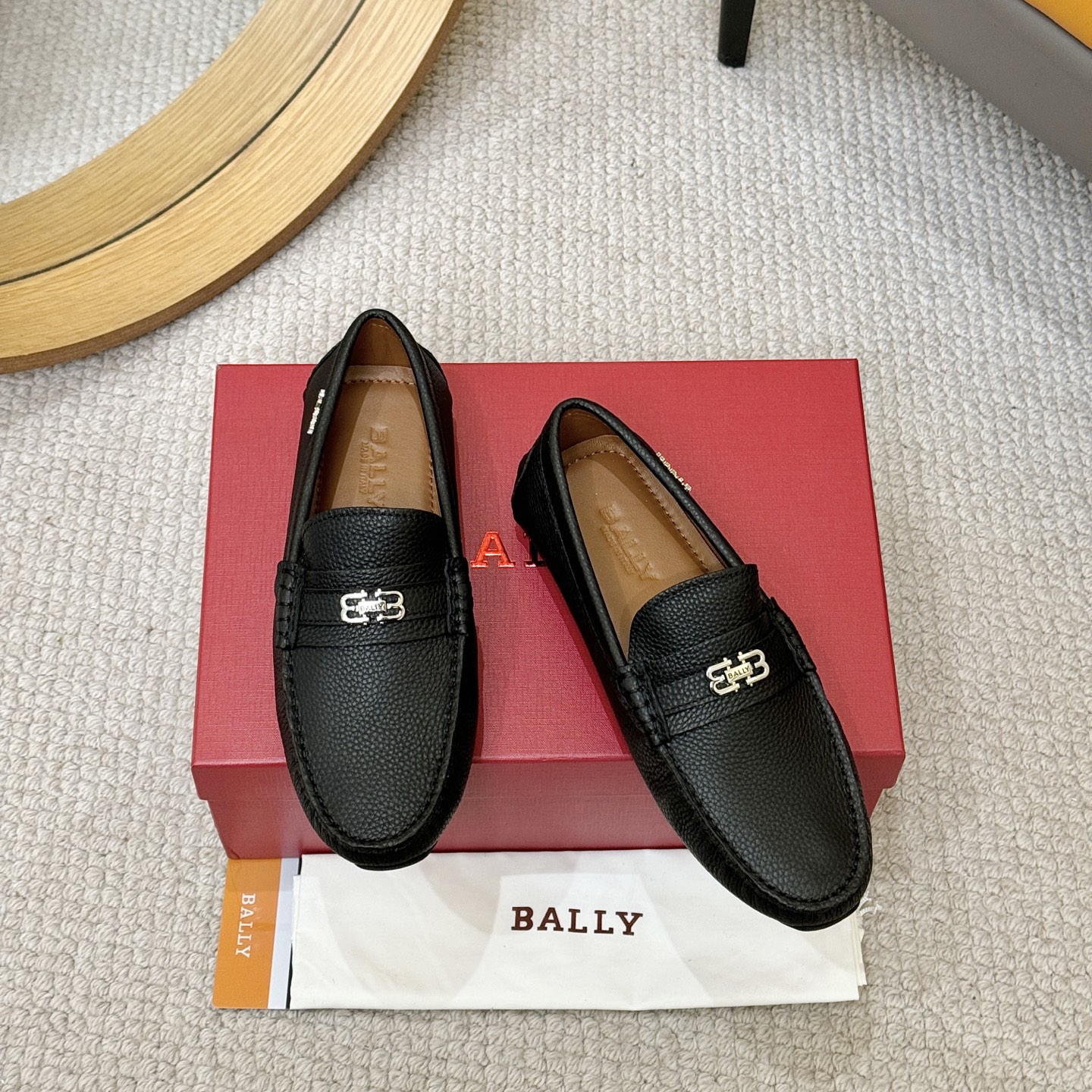 NO:355402,[BALLY.Bali] Official website one to one. New Doudou shoes, the identity of every successful man, are generous, steady and high-end customized counter original top layer cowhide + imported sheepskin inner. No matter the wind and rain, the shoe last remains unchanged, can withstand the verification of time, black blue is available!  Size 38-44. Can be made 45, 46.,bally,cowhide,sheepskin19860909【BALLY.巴利】官网一比一.新款豆豆鞋,每一位成功男士的身份衬托,上脚大气稳重高端定制专柜原版头层牛皮+进口羊皮内里.不管风吹雨打鞋楦不变,经得起时间的验证黑色 蓝色可选 ！尺码38-44.可做45,46.,,bally,cowhide,sheepskin,Men's shoes