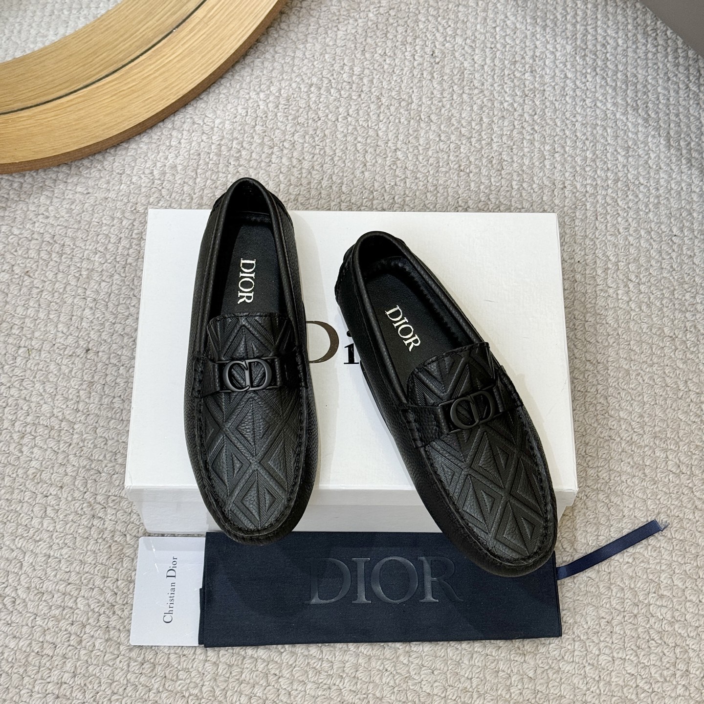 NO:355432,!  (Sheep Li) Quality DIOR [Dio's latest registration] Real-life sale Doudou shoes DIOR) New Doudou shoes Belgian designer Martin Margiela serves as Gucci shoe designer y charming luxury style gentleman shoes imported cowhide, spring sweat-absorbing top layer sheepskin lining. Outsole brand outsole, bottom last line never degreased; matched with classic Gucci exquisite hardware C D button pair shoes fashionable and casual without losing high-end style; standard 38-46,,dior,dior,gucci,cowhide,sheepskin19860909！(羊里)品质 DIOR【迪奥最新报到】实拍爆卖豆豆鞋DIOR）新款豆豆鞋比利时籍设计师Martin Margiela出任古奇鞋履设计师 y魅力十足 奢华风格绅士鞋 面进口牛皮,内里春季吸汗头层羊皮里 .大底品牌大底,底部套楦车线永不脱胶； 搭上经典古驰精致五金 C D扣整对鞋时尚休闲而不失高端风范；标准38-46,,dior,dior,gucci,cowhide,sheepskin,Men's shoes