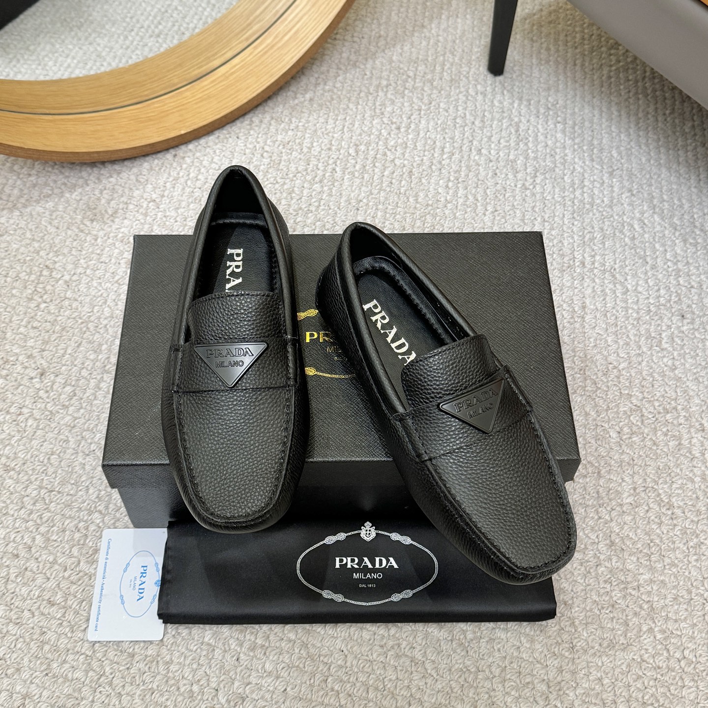 NO:831537,[Prada] Top-notch shoes from Italy, the latest 2026 original European style. It is pleasing to the eye. In order to make the shoes more durable and not deformed, the production continues to follow traditional methods, but there is still no lack of innovation. The upper layer of cowhide is made of cowhide and does not wear the feet. The luxurious sheepskin lining is smooth, natural and extraordinarily bright. The first choice of the wealthy. Size 38-44. Can be customized to 45.46, prada, cowhide, sheepskin19860909【普拉达】来自意大利顶级豆豆鞋,2026最新款原汁原味的欧式风格 赏心悦目为了让鞋子更加耐用不变形制作继续沿用传统做法 但仍然不乏创新 鞋面头层牛皮制造不磨脚奢华的羊皮内里,流畅自然 并格外光亮土豪的第一选择 码数38-44.可定做45.46,,prada,cowhide,sheepskin,Men's shoes