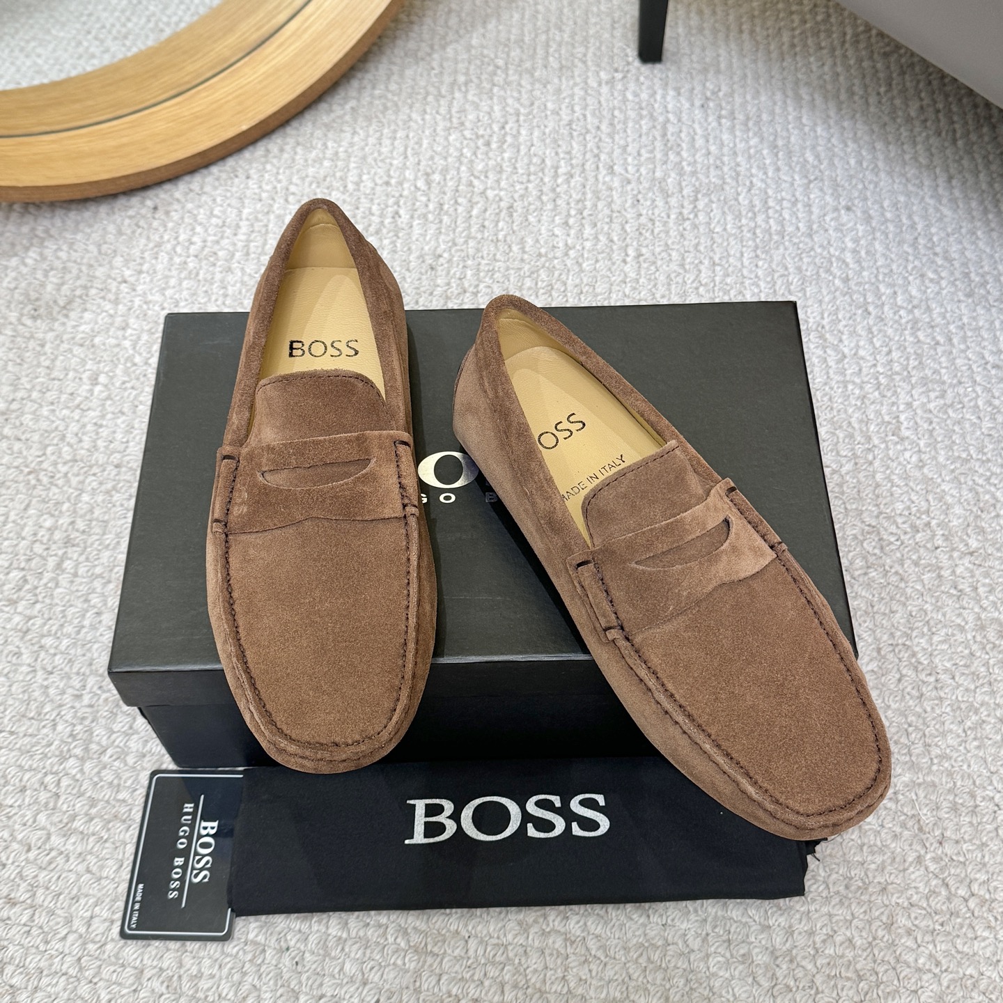 NO:850079,[BOSS] 2026 new models are coming ~ The upper is made of Italian imported first-layer cowhide, the leather is soft and delicate, and the imported sheepskin lining is suitable for driving and leisure. The shoe shape is dignified and domineering, and the luxury charm is unobstructed!  Natural and free nouveau riche, leading the trend. Code number 38-46,,cowhide19860909【BOSS】2026泡新款来袭～鞋面采用意大利进口头层牛皮,皮质柔软细腻,进口羊皮里 驾车休闲两不误,鞋型端庄霸气,奢华魅力无所掩盖！自然洒脱的新贵主义,引领潮流.码数38-46,,cowhide,Men's shoes