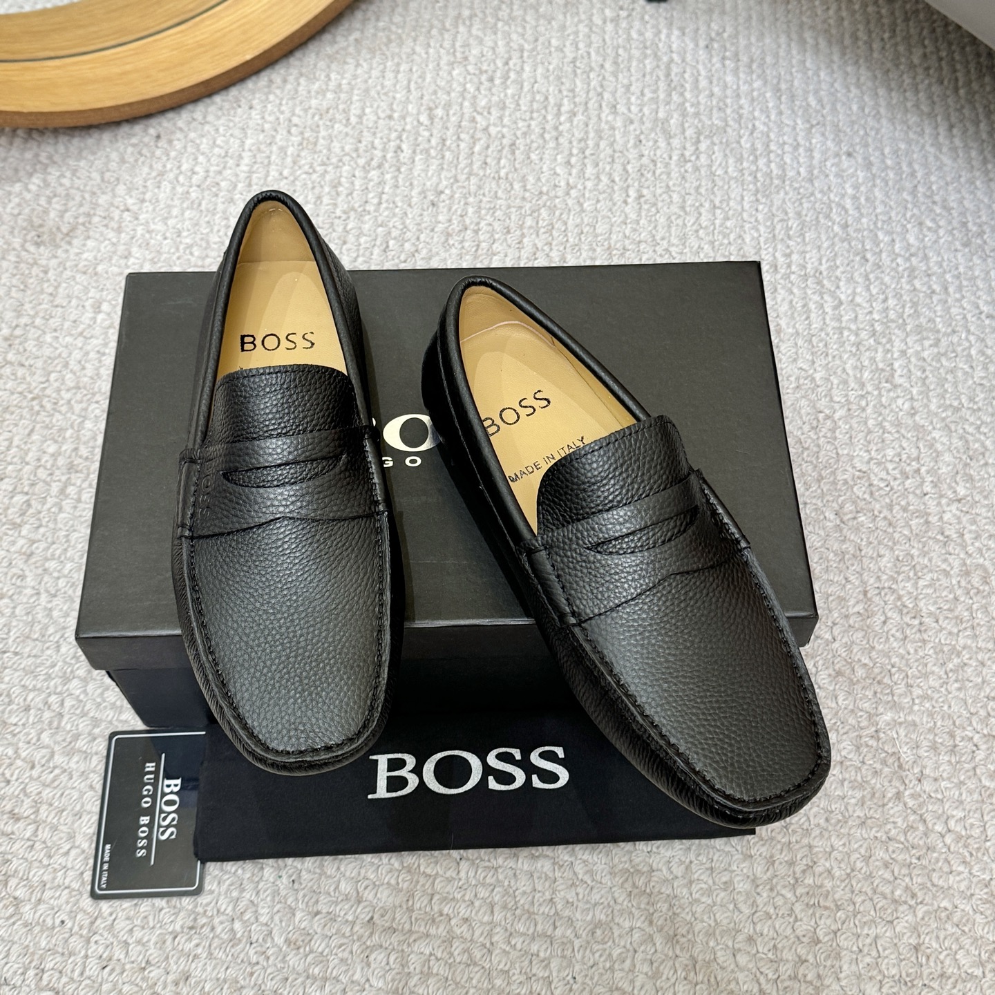 NO:834391,[BOSS] 2026 new models are coming ~ The upper is made of Italian imported first-layer cowhide, the leather is soft and delicate, and the imported sheepskin lining is suitable for driving and leisure. The shoe shape is dignified and domineering, and the luxury charm is unobstructed!  Natural and free nouveau riche, leading the trend. Code number 38-46,,cowhide19860909【BOSS】2026泡新款来袭～鞋面采用意大利进口头层牛皮,皮质柔软细腻,进口羊皮里 驾车休闲两不误,鞋型端庄霸气,奢华魅力无所掩盖！自然洒脱的新贵主义,引领潮流.码数38-46,,cowhide,Men's shoes
