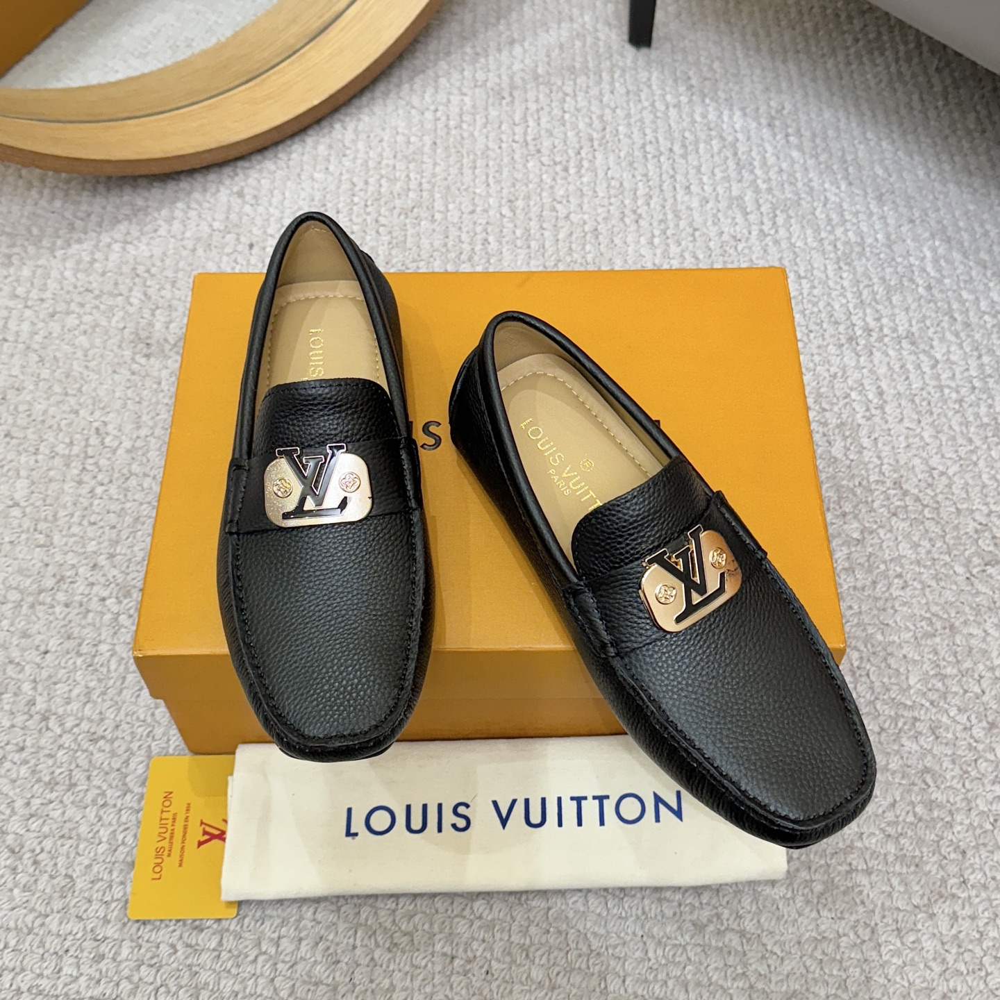 NO:850088,(Yangli) LV 2026 spring and summer counter GLORIA series models are produced with original leather materials. Original last type. Classic driving slip-on casual shoes showing elegant style with Monogram embossing and other exquisite craftsmanship details all over the upper. Italian imported calfskin fabric. Sheepskin foot pad lining ~ private mold replica sole. Unique style. Comfortable driving shoes.  Number of yards: 4-12 (38-46) with [counter-packaged original box, wrapping paper, card, instruction manual, shoehorn, cloth bag] Stress-free entry and exit from the counter!  ,,louis vuitton,cowhide,sheepskin19860909（羊里）LV 2026春夏专柜GLORIA系列款原厂特供皮料生产 原版楦型.以遍布鞋面的Monogram压纹等精致工艺细节展现优雅风貌的经典开车套脚休闲鞋意大利进口小牛皮制作面料 绵羊皮垫脚内里 ～私模复刻鞋底 风格独特 舒适开车便鞋 码数:4-12码（38-46）配【专柜包装原版盒子、包装纸、卡片、说明书、鞋拔、布袋】进出专柜无压力！,,louis vuitton,cowhide,sheepskin,Men's shoes