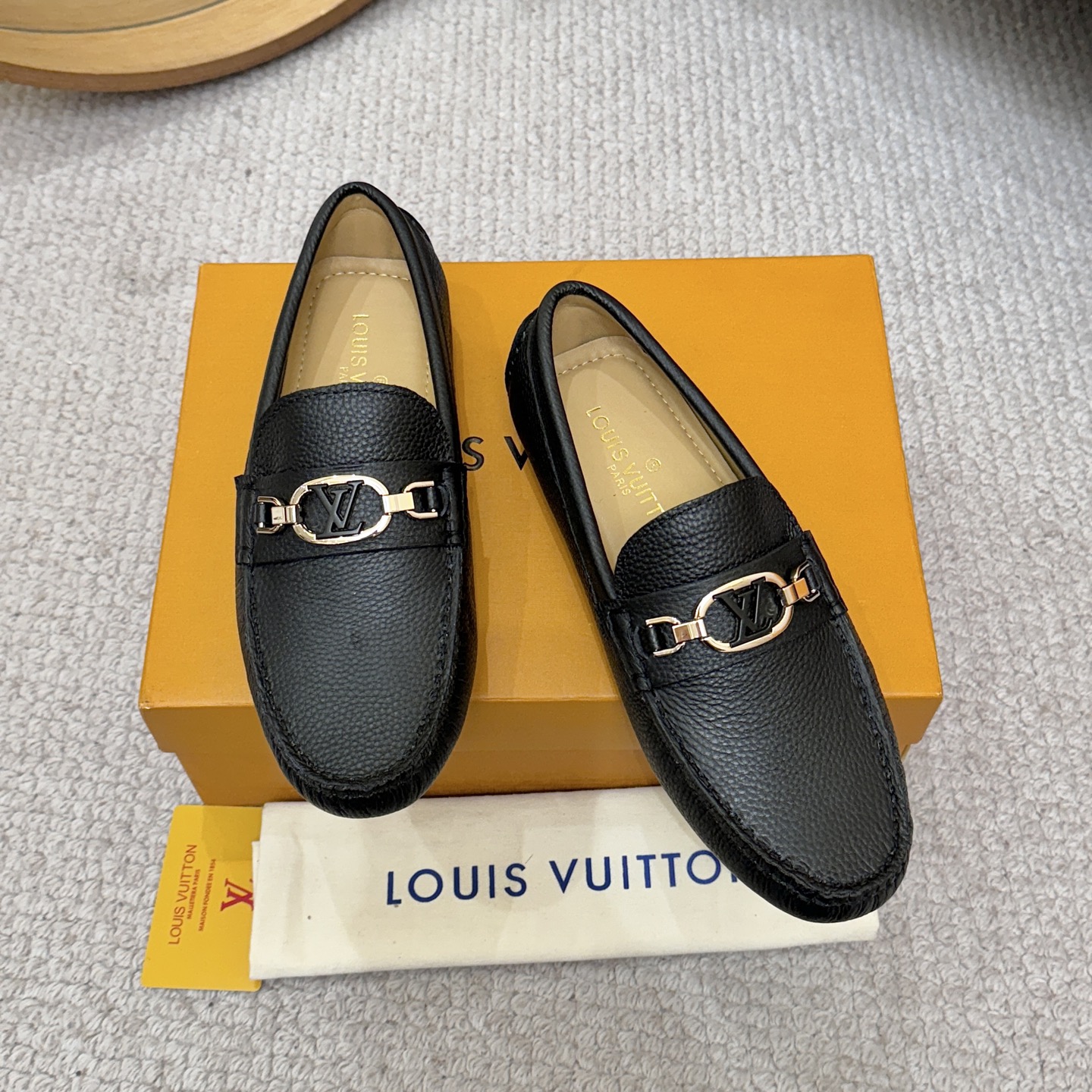 NO:834397,(Yangli) LV 2026 spring and summer counter GLORIA series models are produced with original leather materials. Original last type. Classic driving slip-on casual shoes showing elegant style with Monogram embossing and other exquisite craftsmanship details all over the upper. Italian imported calfskin fabric. Sheepskin foot pad lining ~ private mold replica sole. Unique style. Comfortable driving shoes.  Number of yards: 4-12 (38-46) with [counter-packaged original box, wrapping paper, card, instruction manual, shoehorn, cloth bag] Stress-free entry and exit from the counter!  ,,louis vuitton,cowhide,sheepskin19860909（羊里）LV 2026春夏专柜GLORIA系列款原厂特供皮料生产 原版楦型.以遍布鞋面的Monogram压纹等精致工艺细节展现优雅风貌的经典开车套脚休闲鞋意大利进口小牛皮制作面料 绵羊皮垫脚内里 ～私模复刻鞋底 风格独特 舒适开车便鞋 码数:4-12码（38-46）配【专柜包装原版盒子、包装纸、卡片、说明书、鞋拔、布袋】进出专柜无压力！,,louis vuitton,cowhide,sheepskin,Men's shoes