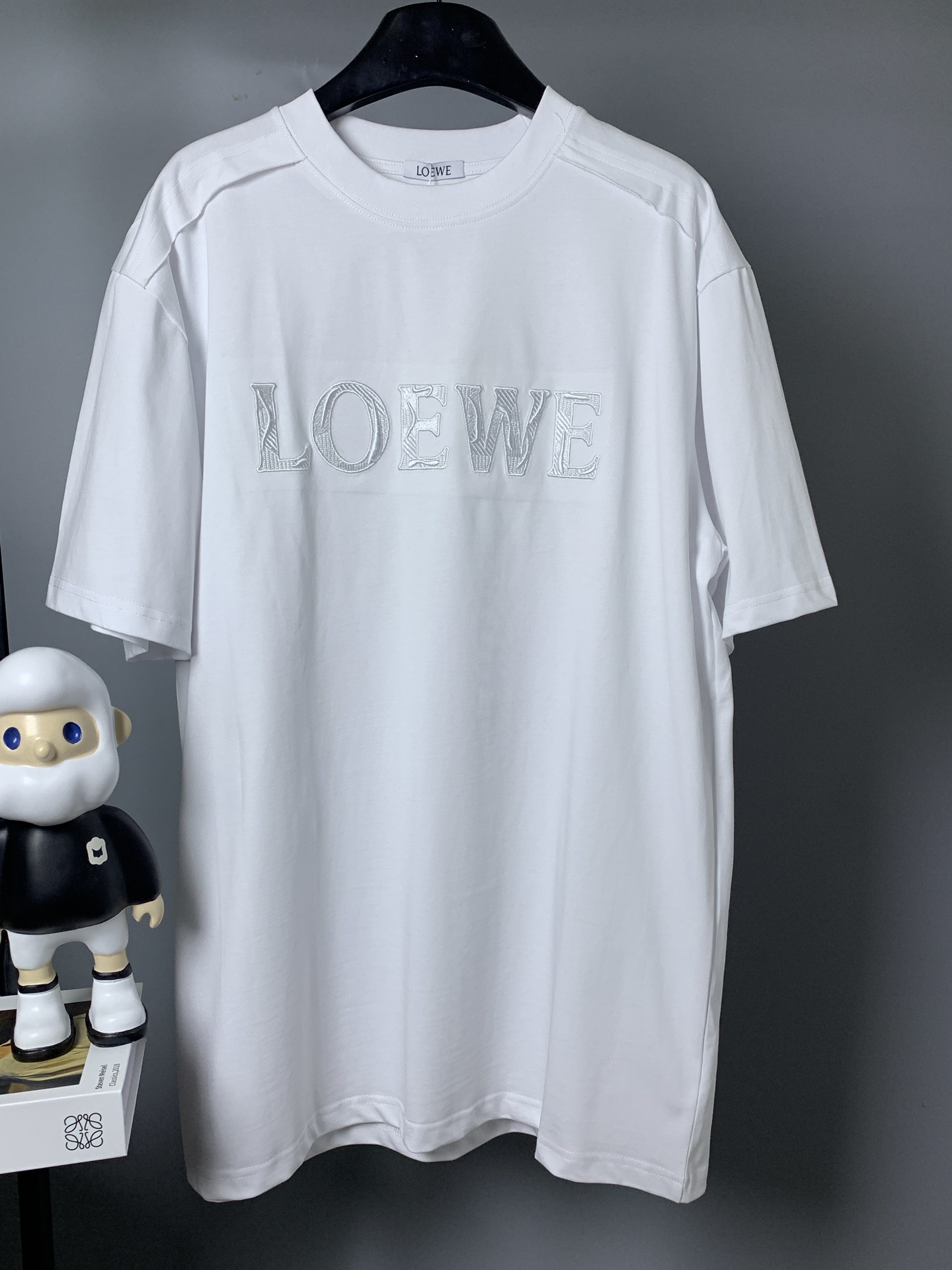 🅿️73 LOEWE*罗意威 25ss新款刺绣字母logo情侣款短袖T恤 -定制260克32支全棉双纱紧密爽滑面料 布面干净 布纹清晰 手感非常细腻扎实 更加力挺 舒适透气不易变形不易褶皱（非常完美） -定制320g 1.1索罗娜螺纹 …