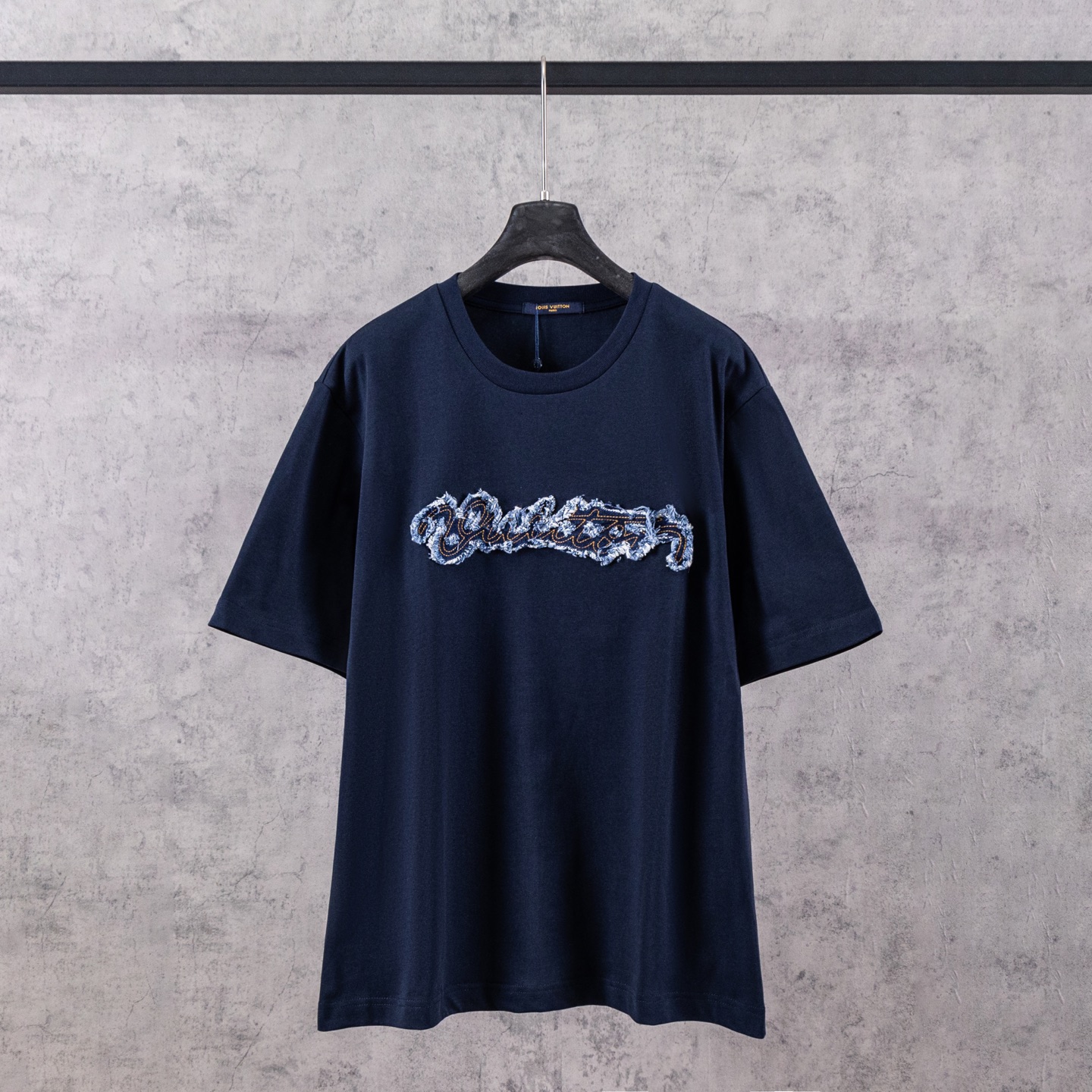 P80 LOUIS VUITTON*Louis Vuitton 1v Camiseta de manga corta con parche de letras vaqueras - El tejido utiliza algodón pe…