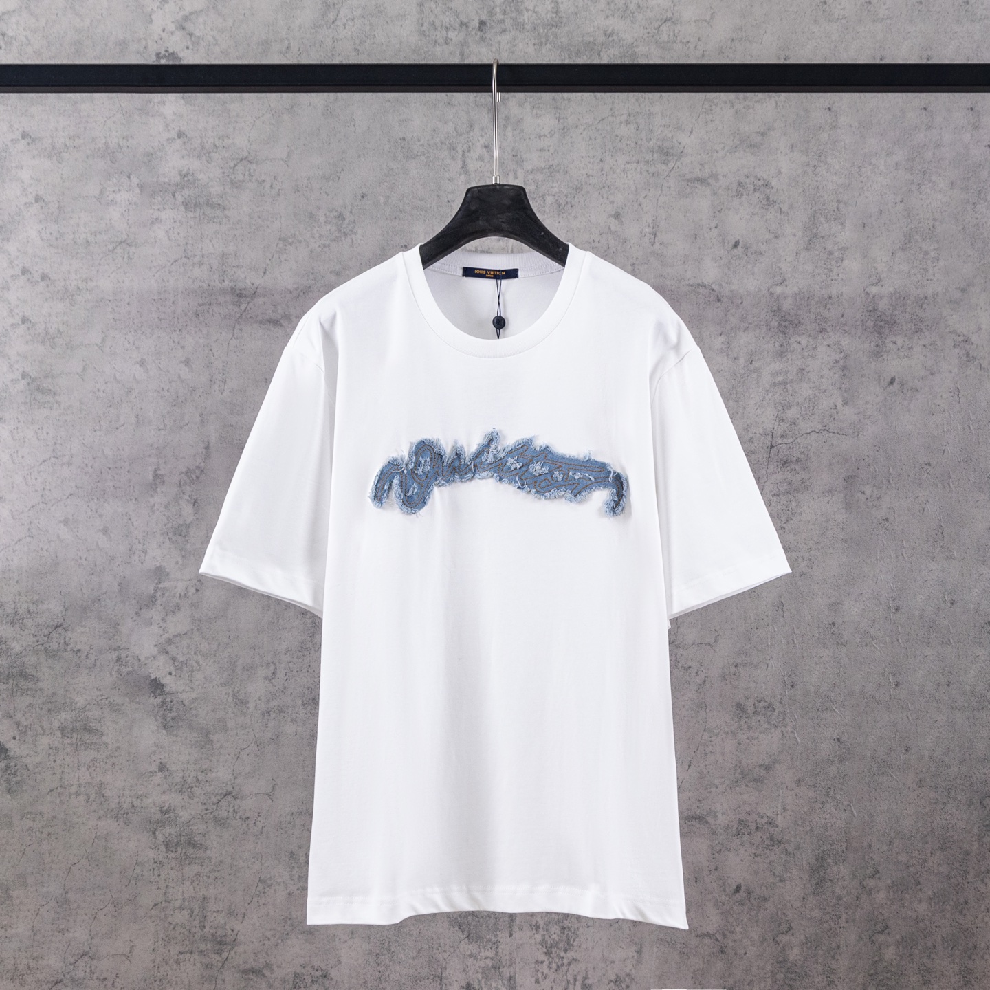 P80 LOUIS VUITTON*Louis Vuitton 1v Camiseta de manga corta con parche de letras vaqueras - El tejido utiliza algodón pe…