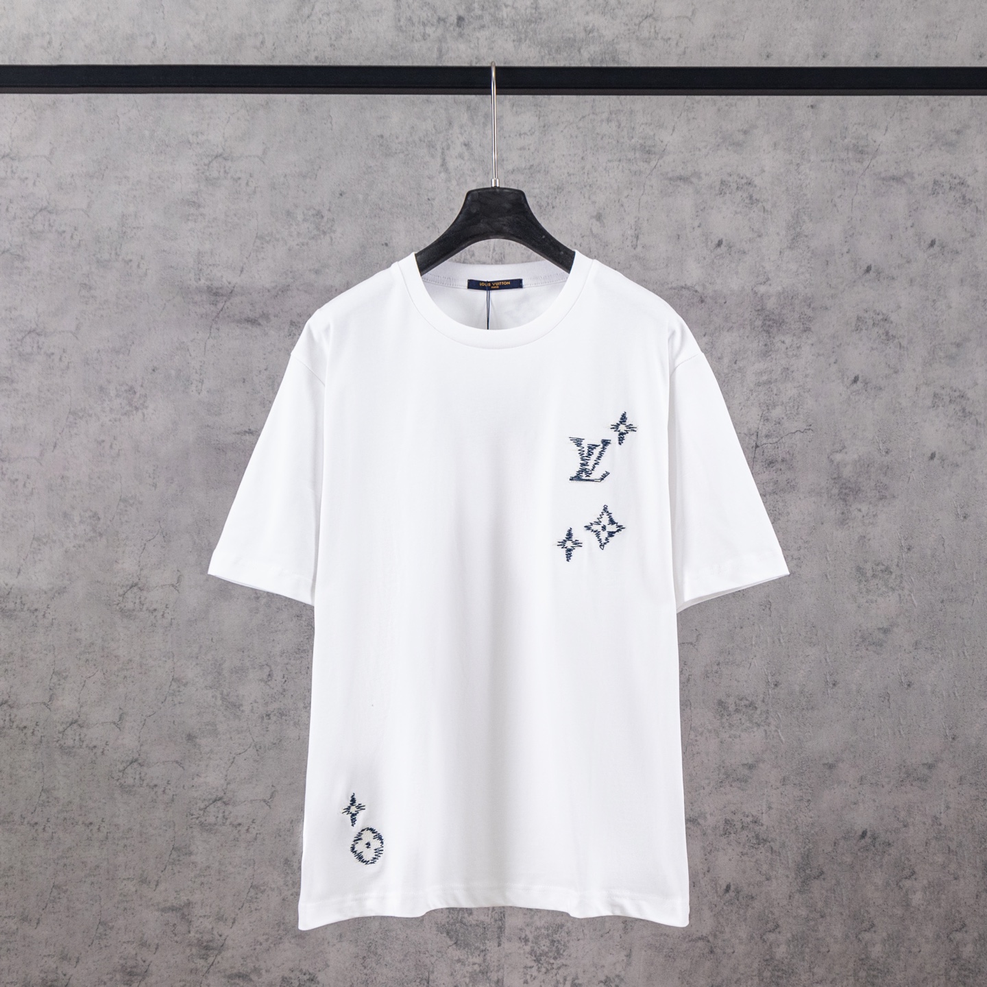 P80 LOUIS VUITTON*路易威登 1v Monogram 素描刺绣 短袖T恤 -面料采用定制260克32支全棉双纱紧密爽滑面料 布面干净 布纹清晰 手感非常细腻扎实 更加力挺 舒适透气不易变形不易褶皱（非常完美） -定制320…