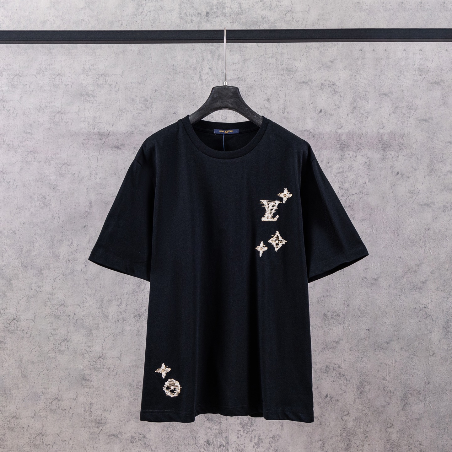 P80 LOUIS VUITTON*路易威登 1v Monogram 素描刺绣 短袖T恤 -面料采用定制260克32支全棉双纱紧密爽滑面料 布面干净 布纹清晰 手感非常细腻扎实 更加力挺 舒适透气不易变形不易褶皱（非常完美） -定制320…