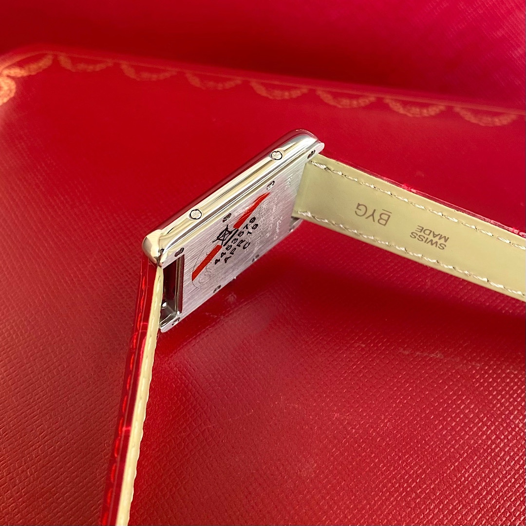 批💰1350配盒
2025年卡地亚最新推出的TankMust腕表！新年的第一支腕表，我肯定选TANK TANK MUST腕表，［三码合一，一表一码］中号33mm表款，石英机芯，精钢表壳，镶嵌
40颗真钻💎，总重0.20克拉，圆珠形表冠，镶嵌1颗凸圆形合成蓝色尖晶石。红色漆艺表盘，剑形镀铑精钢指针，合成蓝宝石水晶镜面。亮面红色鳄鱼皮表带，精钢针扣式表扣。
(防水约30米/00英尺）Solo  小号27.5×22毫米，厚度6毫米大号33.7mmx25.5mm。                           路易• 卡地亚于1917年创作出首枚Tank腕表垂直表耳与表壳融为一体
体现Tank腕表的独特美感简洁的线条屐现出自由精神与优雅态度