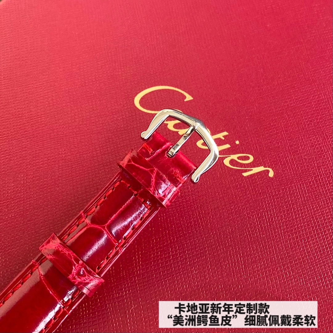 批💰1350配盒
2025年卡地亚最新推出的TankMust腕表！新年的第一支腕表，我肯定选TANK TANK MUST腕表，［三码合一，一表一码］中号33mm表款，石英机芯，精钢表壳，镶嵌
40颗真钻💎，总重0.20克拉，圆珠形表冠，镶嵌1颗凸圆形合成蓝色尖晶石。红色漆艺表盘，剑形镀铑精钢指针，合成蓝宝石水晶镜面。亮面红色鳄鱼皮表带，精钢针扣式表扣。
(防水约30米/00英尺）Solo  小号27.5×22毫米，厚度6毫米大号33.7mmx25.5mm。                           路易• 卡地亚于1917年创作出首枚Tank腕表垂直表耳与表壳融为一体
体现Tank腕表的独特美感简洁的线条屐现出自由精神与优雅态度