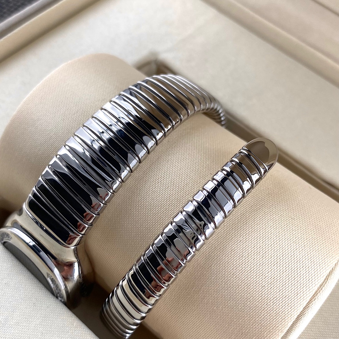 真钻💰2600，宝格丽蛇形经典，尺寸35mm精致细腻的做工达到与正品互换的水平白富美专属蛇形手表绝对是宝格丽的独创产品，38颗vs1.3真钻！属于宝格li SERPENTI系列。这种手镯与钟表的结合品，自二十世纪四十年代诞生以来便是性格最鲜明的品牌象征。