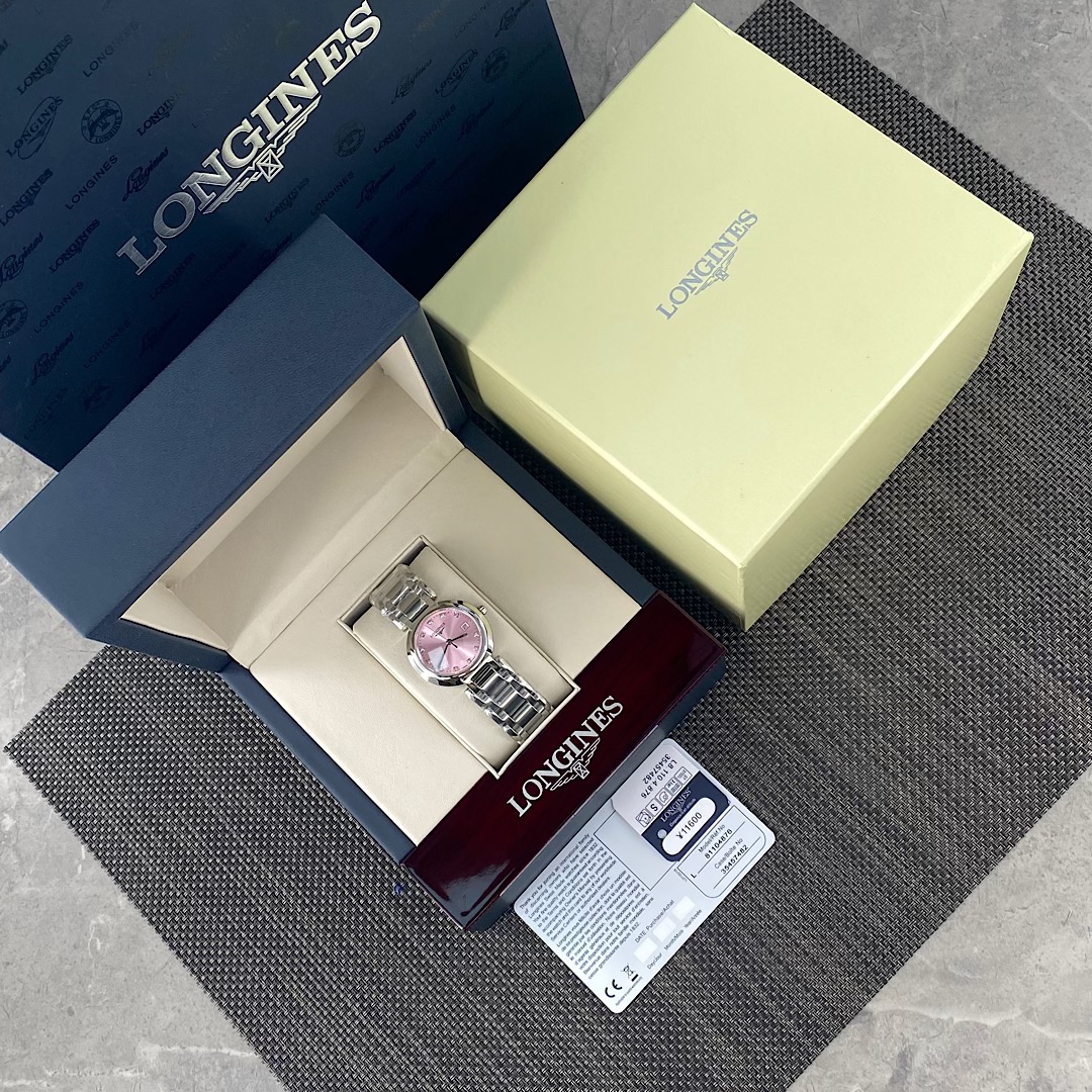 NO:393380,30mm of the heart moon, the difference is clear at a glance. The dream of summer dopamine cherry powder and heart moon!  Please identify the exclusive source of goods!  Don’t be deceived by the bargains on the market. You can buy a few watches for a single movement cost. Not to mention shell covers, real diamond surfaces, electroplating, original buckles, can you get what you pay for?  The most powerful product, diamond-faced quartz model, Longines Xinyue L81124996, the most powerful product!  Don’t guarantee the card and can pay for the counter to repair it!  The classic and unbeaten Longines series - casual and fashionable women's quartz watch reflects the oldest manufacturing aesthetics of the Longines brand, which is famous for its flying wing hourglass logo. The round and bright moon is fascinating. The 30mm dial with the Luozhen brick scale can easily identify time. The blue quenching hand design adds a lot of color to this watch, and 11 real diamonds are inlaid!  Original Swiss quartz movement, the basic movement is imported from Switzerland. It is accurate in traveling, durable in use, anti-wear sapphire mirror, three-fold safety buckle and press-type opening device, original large accessories stand up to show the essence of the watch, one code per watch, watch bottom cover - tag - card guarantee, three codes are consistent!  Full package, longines19860909批心月30mm,不同之处一目了然.夏日多巴胺樱粉与心月的梦幻交织！请认准独家货源！不要被市面上便宜货所蒙蔽.单一个机芯成本就可以买他几个成表.更别说壳套,真钻面,电镀,原装扣,一分价钱一分货吗！最牛硬货,钻面石英款,浪琴心月 L81124996,最牛硬货！不要保卡可专柜付费维修！经典不败的浪琴系列-休闲时尚女士石英腕表,体现了以飞翼沙漏标志而闻名于世的浪琴品牌最古老的制造美学,圆润皎洁的明月令人心驰神往,30毫米的表盘搭配罗真砖刻度,轻易就可识别时间,蓝色淬火指针的设计为这款腕表增色不少,镶嵌11颗真钻！原装瑞士石英机芯,基础机芯使用瑞士进口.走时精准,用时耐久,抗磨损蓝宝石镜面,三折式安全表扣和按压式开启装置,原厂大配件立显腕表精髓,一表一码,腕表底盖-吊牌-保卡,三码一致！全套包装,,longines,Watch