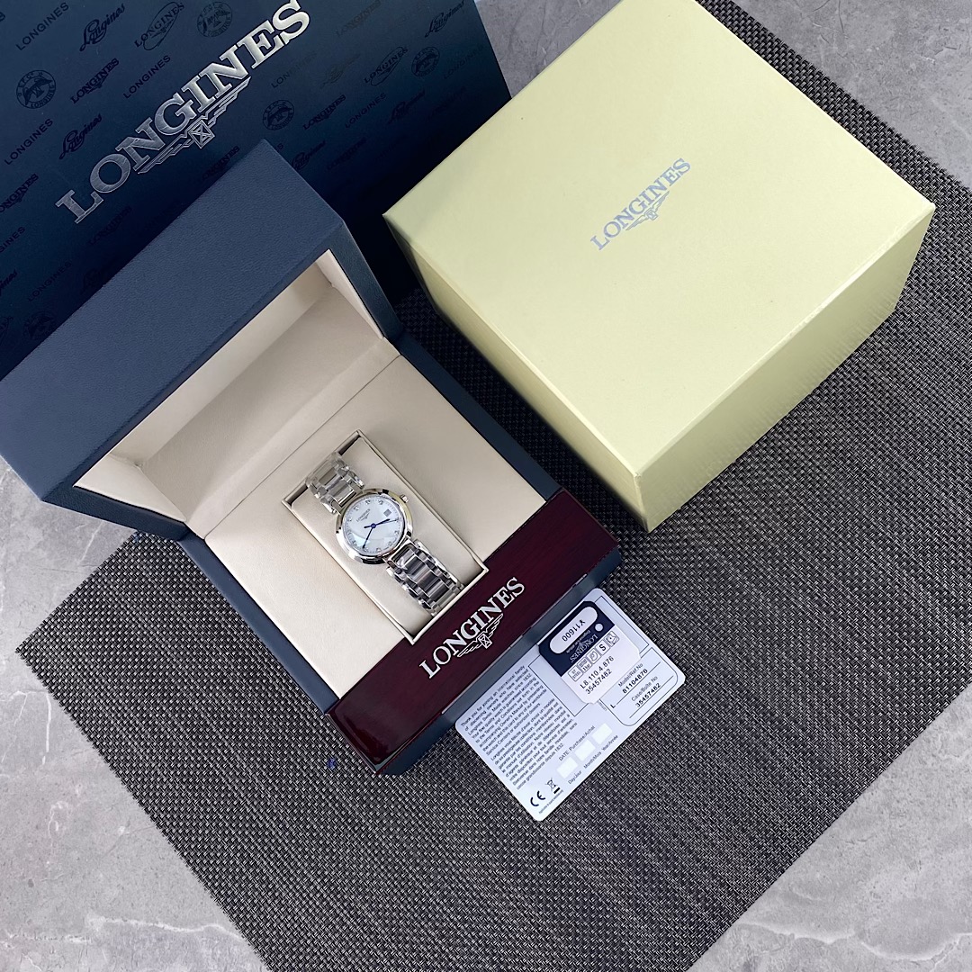 NO:393378,30mm of the heart moon, the difference is clear at a glance. The dream intertwined between the Fritillaria and the heart moon in summer!  Please identify the exclusive source of goods!  Don’t be deceived by the bargains on the market. You can buy a few watches for a single movement cost. Not to mention shell covers, real diamond surfaces, electroplating, original buckles, can you get what you pay for?  The most powerful product, diamond-faced quartz model, Longines Xinyue L81124996, the most powerful product!  Don’t guarantee the card and can pay for the counter to repair it!  The classic and unbeaten Longines series - casual and fashionable women's quartz watch reflects the oldest manufacturing aesthetics of the Longines brand, which is famous for its flying wing hourglass logo. The round and bright moon is fascinating. The 30mm dial with Luozhen brick scale can easily identify time. The blue quenching hand design adds a lot of color to this watch, and 11 real diamonds are inlaid!  Original Swiss quartz movement, the basic movement is imported from Switzerland. It is accurate in traveling, durable in use, anti-wear sapphire mirror, three-fold safety buckle and press-type opening device, original large accessories stand up to show the essence of the watch, one code per watch, watch bottom cover - tag - card guarantee, three codes are consistent!  Full package, longines19860909批心月30mm,不同之处一目了然.夏日贝母与心月的梦幻交织！请认准独家货源！不要被市面上便宜货所蒙蔽.单一个机芯成本就可以买他几个成表.更别说壳套,真钻面,电镀,原装扣,一分价钱一分货吗！最牛硬货,钻面石英款,浪琴心月 L81124996,最牛硬货！不要保卡可专柜付费维修！经典不败的浪琴系列-休闲时尚女士石英腕表,体现了以飞翼沙漏标志而闻名于世的浪琴品牌最古老的制造美学,圆润皎洁的明月令人心驰神往,30毫米的表盘搭配罗真砖刻度,轻易就可识别时间,蓝色淬火指针的设计为这款腕表增色不少,镶嵌11颗真钻！原装瑞士石英机芯,基础机芯使用瑞士进口.走时精准,用时耐久,抗磨损蓝宝石镜面,三折式安全表扣和按压式开启装置,原厂大配件立显腕表精髓,一表一码,腕表底盖-吊牌-保卡,三码一致！全套包装,,longines,Watch