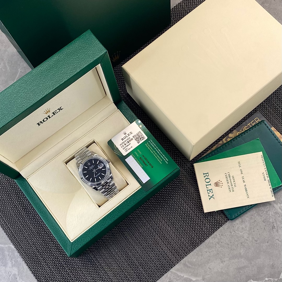 NO:393566,Batch of ROLEX Rolex Log Type 41mm Hot Products Arrived Factory C!  Top quality goods!  The only high-quality product in the market that is purchased from genuine watches and is manufactured one to one after the full disassembly and analysis!  1. The case made of genuine 904L stainless steel, Swiss-grade boutique sapphire crystal mirror, exquisite polishing and polishing, paying great attention to details, comparable to the authentic one!  2 Expensive genuine alternative cloned dial!  It is a replacement dial specially sold for original watches on the market. Its unique pot lid shape and each word nail are made of finely carved and polished R-sides. Top craftsmen hand-filled Swiss original manufacturer's luminous model!  Real effect, perfect interpretation!  3. Super selected factory C integrated movement!  All the fine appearance parts are the same as the genuine ones!  Walk accurately and have strong kinetic energy!  It is not comparable to those small factories on the market for fake 3235 movements!  Top kinetic energy 72 hours!  You can buy it if you pursue politeness and perfection!  4. The highest quality CLEAN dog teeth ring is pressed into one mold!  5. The fine-quality stainless steel strap is matched with the most exquisite buckle in the reproduction industry without any flaws!  Excellent shell cover, super core, beautiful dial!  ROLEX 41mm full series of log watches with super high quality, absolutely worth buying!  ,,rolex19860909批 ROLEX 劳力士日志型41mm  爆款到货 C厂！顶级牛货！市场唯一一家购买原装正品手表,在全拆解分析后一比一极限制造出来的精品！ 1.真正904L精钢制造的表壳,瑞士级精品蓝宝石水晶镜面,精致的抛光拉沙打磨,极其注重细节,比肩正品！ 2昂贵的正品代用级克隆表盘！是市面上专售用于原装手表的替换表盘,其独特的锅盖造型和每一颗字钉都是精雕打磨R边而成,顶级工匠手工填充瑞士原厂同型号夜光！真实效果,完美诠释！ 3.超级精选C厂一体机芯！各精细外观零件与正品一致！走时精准,动能强悍！不是市场上那些小厂假3235机芯所能比！顶级动能72小时！追求客套完美可以入手！ 4.最高品质的CLEAN狗牙圈,并一模压制成型！ 5.精品级精钢表带,搭配复刻界的最精致的表扣没有任何瑕疵！ 优异的壳套,超能的芯体,美丽的表盘！ ROLEX 41mm 日志全系列腕表 超高品质,绝对值得您购买！,,rolex,Watch