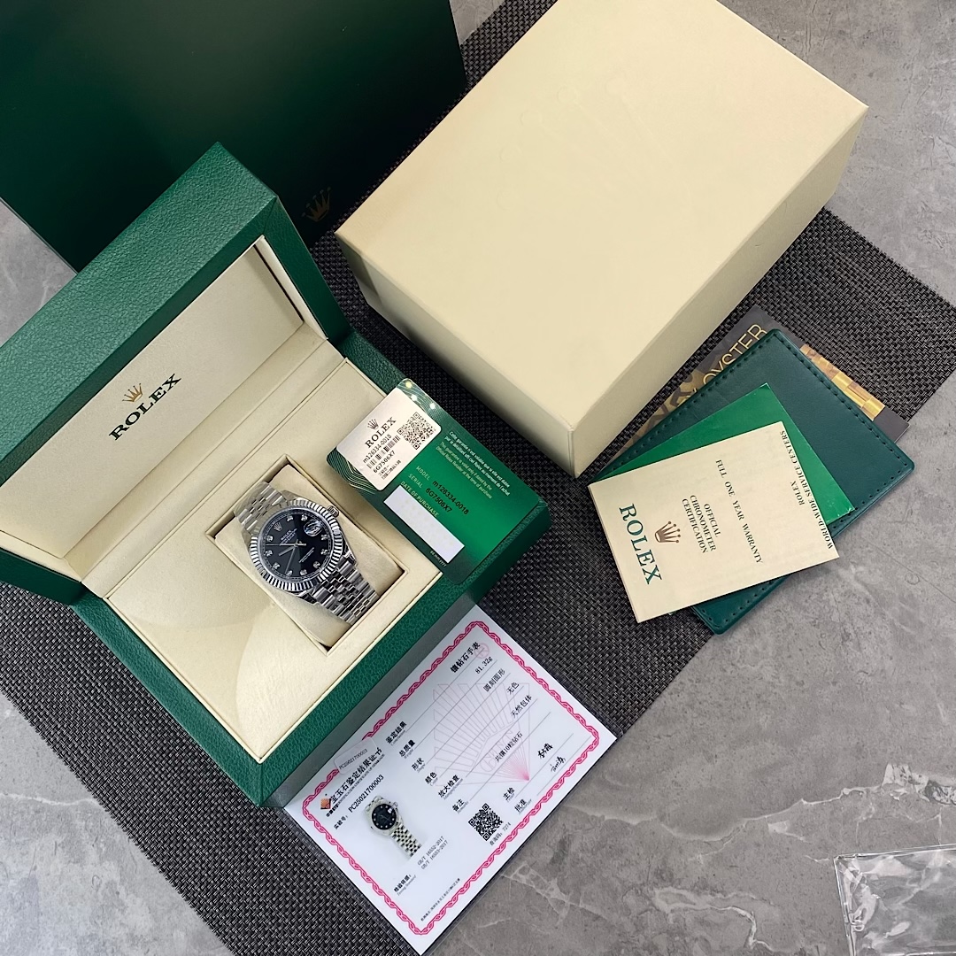 NO:393563,Batch.ROLEX log type 41mm hot product arrives Factory C!  Top quality goods!  The only high-quality product in the market that is purchased from genuine watches and is manufactured one to one after the full disassembly and analysis!  Each watch is mostly independent coded. The most authoritative quality inspection diamond company in China has issued 10 real diamond certificates VS real diamonds!  1. The case made of genuine 904L stainless steel, Swiss-grade boutique sapphire crystal mirror, exquisite polishing and polishing, paying great attention to details, comparable to the authentic one!  2 Expensive genuine alternative cloned dial!  It is a replacement dial specially sold for original watches on the market. Its unique pot lid shape and each word nail are made of finely carved and polished R-sides. Top craftsmen hand-filled Swiss original manufacturer's luminous model!  Real effect, perfect interpretation!  3. Super selected factory C integrated movement!  All the fine appearance parts are the same as the genuine ones!  Walk accurately and have strong kinetic energy!  It is not comparable to those small factories on the market for fake 3235 movements!  Top kinetic energy 72 hours!  You can buy it if you pursue politeness and perfection!  4. The highest quality CLEAN dog teeth ring is pressed into one mold!  5. The fine-quality stainless steel strap is matched with the most exquisite buckle in the reproduction industry without any flaws!  Excellent shell cover, super core, beautiful dial!  ROLEX 41mm full series of log watches with super high quality, absolutely worth buying!  ,19860909批.ROLEX 日志型41mm 爆款到货 C厂！顶级牛货！市场唯一一家购买原装正品手表,在全拆解分析后一比一极限制造出来的精品！ 每一块表多是独立编码中国最权威的质检钻石公司出具真钻证书10颗VS真钻！ 1.真正904L精钢制造的表壳,瑞士级精品蓝宝石水晶镜面,精致的抛光拉沙打磨,极其注重细节,比肩正品！ 2昂贵的正品代用级克隆表盘！是市面上专售用于原装手表的替换表盘,其独特的锅盖造型和每一颗字钉都是精雕打磨R边而成,顶级工匠手工填充瑞士原厂同型号夜光！真实效果,完美诠释！ 3.超级精选C厂一体机芯！各精细外观零件与正品一致！走时精准,动能强悍！不是市场上那些小厂假3235机芯所能比！顶级动能72小时！追求客套完美可以入手！ 4.最高品质的CLEAN狗牙圈,并一模压制成型！ 5.精品级精钢表带,搭配复刻界的最精致的表扣没有任何瑕疵！ 优异的壳套,超能的芯体,美丽的表盘！ ROLEX 41mm 日志全系列腕表 超高品质,绝对值得您购买！,,Watch