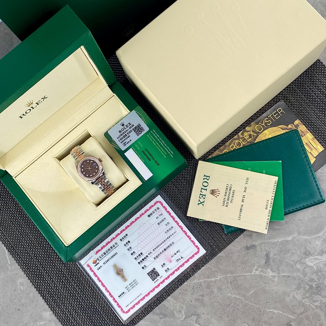 NO:393465,Real diamond model Rolex women's Oyster Diary watch! The latest color diamond literal case of chocolate is straight 28mm. The silver-white dial is inlaid with 58 natural real diamond hour markers, equipped with the national inspection GTC inspection certificate, one watch, one pass code, one pass code, card, official website inspection code, three codes in one. It is forged with 904L stainless steel, which has high corrosion resistance. It is extremely stable in performance with 2671 fully automatic mechanical movement, strong shock resistance and geometric structure, so that the movement can maintain stable operation at any position. The triangular pit bottom cover is tightened by special tools to make the case completely sealed. The winding crown adopts a double-buckle lock double waterproof system, which is firmly tightened to the case, making it more waterproof. The mirror has high wear resistance, sapphire material, and a small window convex lens (2.5 times) is equipped with a women's log-type waterproof Oyster case to give the best protection for the high-precision movement! The new double-headed particle connection method under the outer ring of the 904L watch strap and the outer ring, the concealed folding crown buckle is opened with the articulated Rolex crown logo. The inner circle of the 6-character digit is a table and a code. Never repeat. Determine the exclusive quality, Rolex19860909批真钻款 劳力士Rolex女款蚝式日志型腕表！巧克力最新配色钻字面表壳直28毫米.银白色表盘镶嵌58颗天然真钻时标,配国检GTC检测证书一表一遍码可扫可查,手表机身码 保卡 官网入检码 三码合一.采用904L不锈钢来锻造,具备高抗腐蚀性.搭配2671全自动机械机芯性能极为稳定,抗震力强、几何结构使机芯在任何位置都可保持稳定运行.三角坑纹底盖以专用工具的旋紧,使表壳完全密封,上链表冠采用双扣锁双重防水系统,牢固旋紧于表壳,使得更加防水.镜面具有耐磨性高蓝宝石材料制造,3点钟位置装有小窗凸透镜(2.5倍)女装日志型的防水蚝式表壳给予高精准机芯最佳防护！904L腕表表带和外圈底下的崭新双头粒连接方式,隐蔽式摺叠皇冠带扣,以铰接的劳力士皇冠标志开启.6字位内影圈以腐蚀工艺一表一码.绝不重复.认准独家品质,,rolex,Watch
