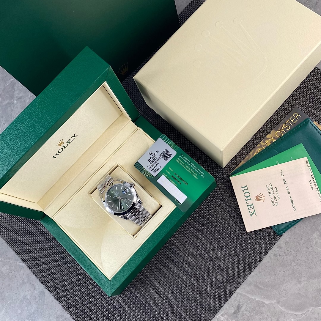 NO:393575,Batch ROLEX log type 41mm hot product arrives Factory C!  Top quality goods!  The only high-quality product in the market that is purchased from genuine watches and is manufactured one to one after the full disassembly and analysis!  Mint green 1. A truly 904L stainless steel case, Swiss-grade boutique sapphire crystal mirror, exquisite polished and polished, paying great attention to details, comparable to the authentic one!  2 Expensive genuine alternative cloned dial!  It is a replacement dial specially sold for original watches on the market. Its unique pot lid shape and each word nail are made of finely carved and polished R-sides. Top craftsmen hand-filled Swiss original manufacturer's luminous model!  Real effect, perfect interpretation!  3. Super selected factory C integrated movement!  All the fine appearance parts are the same as the genuine ones!  Walk accurately and have strong kinetic energy!  It is not comparable to those small factories on the market for fake 3235 movements!  Top kinetic energy 72 hours!  You can buy it if you pursue politeness and perfection!  4. The highest quality CLEAN dog teeth ring is pressed into one mold!  5. The fine-quality stainless steel strap is matched with the most exquisite buckle in the reproduction industry without any flaws!  Excellent shell cover, super core, beautiful dial!  ROLEX 41mm full series of log watches with super high quality, absolutely worth buying!  ,19860909批 ROLEX 日志型41mm 爆款到货 C厂！顶级牛货！市场唯一一家购买原装正品手表,在全拆解分析后一比一极限制造出来的精品！ 薄荷绿 1.真正904L精钢制造的表壳,瑞士级精品蓝宝石水晶镜面,精致的抛光拉沙打磨,极其注重细节,比肩正品！ 2昂贵的正品代用级克隆表盘！是市面上专售用于原装手表的替换表盘,其独特的锅盖造型和每一颗字钉都是精雕打磨R边而成,顶级工匠手工填充瑞士原厂同型号夜光！真实效果,完美诠释！ 3.超级精选C厂一体机芯！各精细外观零件与正品一致！走时精准,动能强悍！不是市场上那些小厂假3235机芯所能比！顶级动能72小时！追求客套完美可以入手！ 4.最高品质的CLEAN狗牙圈,并一模压制成型！ 5.精品级精钢表带,搭配复刻界的最精致的表扣没有任何瑕疵！ 优异的壳套,超能的芯体,美丽的表盘！ ROLEX 41mm 日志全系列腕表 超高品质,绝对值得您购买！,,Watch