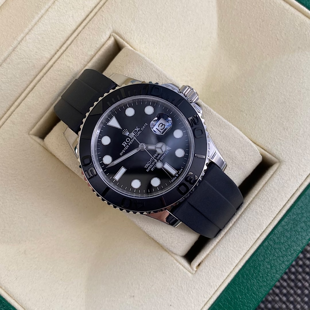 NO:393536,Rolex classic yacht gold watch is here!  Rolex's new 42mm 'white yacht'. Cerachrom black ceramic bezel, the two-way rotating ceramic ring is very ornamental. The dial is 42mm in diameter. It is literally double crown anti-counterfeiting, with small windows and convex enlarged calendars, which are very convenient to read. The brand's patented Oysterflex strap is an elastic titanium-nickel alloy piece connected to the case and Oyster-type safety buckle. The outer layer is covered with high-performance black rubber. The superior texture makes it more comfortable to wear. The reason why Rolex is called 'one and all' is not only its resistance to fabrication and amazing value retention rate, but also its industry-leading time-travel accuracy. It is equipped with 100% Swiss sw200 movement, which is stable and durable!  Rolex's classic appearance and exquisite craftsmanship are highly sought after by the market. Yacht is a higher-end sports watch. The name of the Yacht Master Series gives people the feeling of having a special sense of respect for identity. An additional tape is included!  Shipping with full packaging!  Not satisfied with support for return and exchange!  , stuart weitzman,rolex19860909劳力士经典游艇包金手表来啦！劳力士新款42mm “白游艇”.Cerachrom黑色陶瓷表圈,双向转动陶瓷圈极具观赏性.表盘直径为42mm 字面双皇冠防伪,带有小窗凸透放大日历十分方便读取.品牌专利的Oysterflex表带,内部为弹性钛镍合金片连接至表壳和蚝式保险扣,外层则用高性能黑色橡胶将金属片包覆,优越的质感让佩戴更舒适.劳力士之所以被称为“一劳永逸”,除了抗造和惊人的保值率,还有业界领先的走时精准度.搭载了百分百瑞士sw200机芯,稳定耐用！劳力士经典的外观和精湛的工艺深受市场追捧,游艇是一种更高端的运动型手表,游艇名仕系列的名字,给人的感觉就是有着特殊的尊崇身份感.多附送一条胶带！配全套包装出货！不满意支持退换！,,stuart weitzman,rolex,Watch