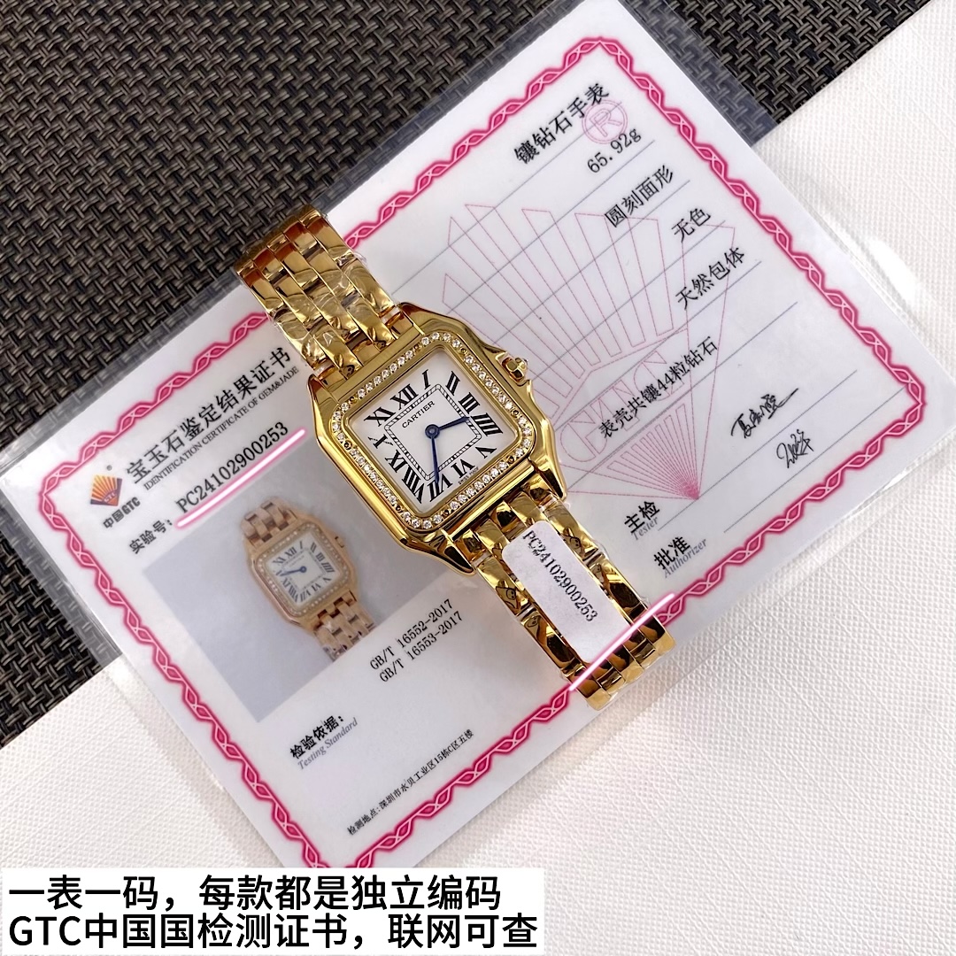批💰2350 卡地亚猎豹 小号22✖️30mm ～大号27✖️37mm高端硬货到！表圈镶嵌36颗VS1.1天然真钻，中国GTC认证，一表一卡联网可查，渠道出口订单！配弹力开口原盒！部分配件可以与正品替换共用，可专柜卸表带（需付费），Panthère de Cartier 卡家猎豹手表，不会像蓝气球那么撞款，但识别度又很高，华丽而不羁，是Panthère de Cartier猎豹所传达的美学风格。它线条流畅，魅惑动人，柔软服帖于腕间，宛若在肌肤上翩翩起舞。独特的造型彰显成熟优雅、自信动人的女性形象。表壳一体成型，瑞士石英机芯，316L精钢壳套，表冠镶嵌一颗合成蓝色尖晶石，剑形烧蓝钢指针，防水深度约30米，，超薄6mm，性价比无敌，独家货源，最好品质款式全！下手要快只有最后一批……