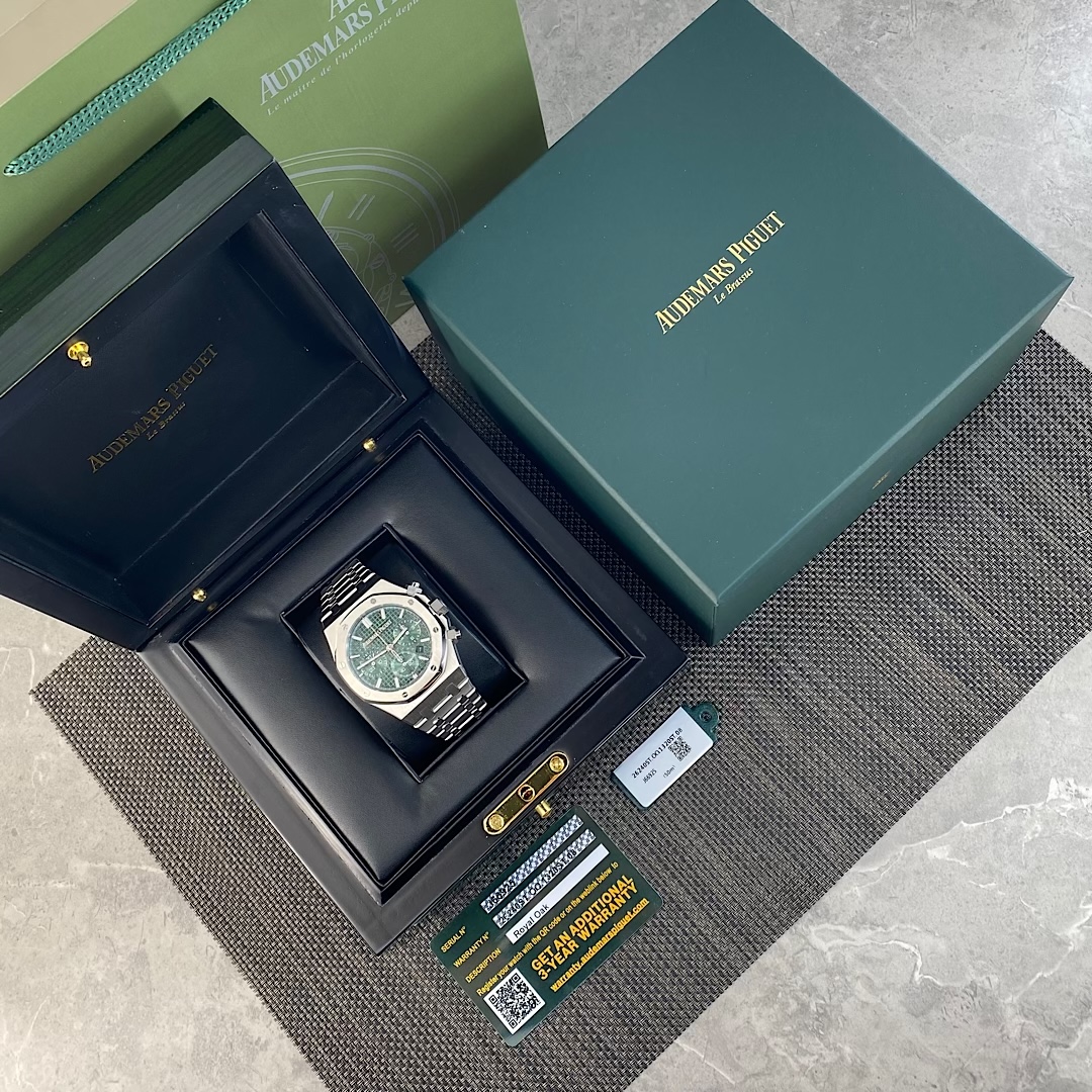 NO:393237,The new version of Audemars Piguet 41mm commemorative model 263260 series is the highest version. The only universal interchangeable version on the market with the original accessories, the dial is green and large grid pattern 'decorative pattern' with platinum three-dimensional luminous time marks and the new version upgraded Royal Oak pointer. The strap has also been redesigned, and the first four links have been changed from parallelograms to trapezoids. The width of the watch band gradually decreases, and all links are thinner, making them lighter when worn!  The movement is equipped with the original uniform movement CALIBRE4302. The real non-jamming integrated movement can be seen if the direction of the movement balance wheel is consistent with the original. The market boasts that many movements are added with fake deck movements. Everyone knows what you pay for!  The movable head particle design is consistent with the original at the head of the watch band. The switch texture of the buckle and the engraving process of each part are consistent with the original. There is no color difference between the literal workmanship and the color of the original. The bottom cover is polished with stainless steel!  The rotor presents the anniversary logo and the Audemars Piguet logo through hollowing techniques, and is staggered with satin polish and gloss polishing like the case!  Moreover, the watch has a bottom cover further integrated into the case, making it comfortable to wear and more comfortable to wear and more fit the curve of the wrist. The case strap is made of original imported stainless steel, and the hard and wear-resistant case strap is delicately brushed and not sharp, perfectly interpreting the meticulous details of the original!  ,,audemars19860909批 新版爱彼41mm 纪念款263260系列最高版. 市场上唯一和原版配件通用互换版本,表盘绿色大网格纹”装饰图案“搭配白金立体夜光时标 和新版升级皇家橡树指针.表带也重新设计,首四个链节从平行四边形改为梯形,表带宽度逐步递减,所有链节也较为纤薄,戴上手的时候也更轻盈！机芯搭载原装一致一体机芯 CALIBRE4302,真正的无卡度一体机芯,机芯摆轮方向就能看出是不是和原装一致,市场吹嘘很多机芯的都是加的假甲板机芯懂的都懂,一分钱一分货！ 表带头粒连接表头处与原装一致的活动头粒设计,表扣的开关质感与各部位的雕刻工艺均与原装一致,字面做工与颜色和原装毫无色差,底盖采用精钢打磨谜底设计！摆陀透过镂空巧技呈现周年标志及爱彼标志雕刻,并与表壳一样经过缎面打磨与亮面抛光交错处理！而且腕表有将底盖进一步整合到表壳中,令佩戴起来服贴舒适,更贴合手腕弧度.表壳表带采用原版进口精钢材质制造,坚硬耐磨表壳表带细腻的拉丝且不会锋利的工艺完美演绎原版细节的一丝不苟！,,audemars,Watch