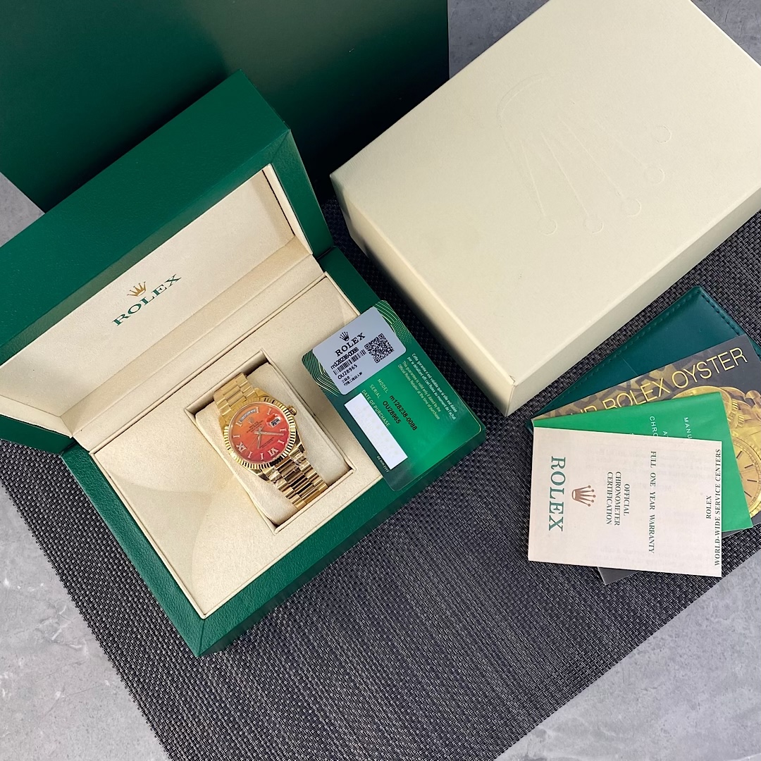 NO:393241,Rolex DD Weekly Calendar Model 36mm_ A real gold watch is here!  The most top quality, gradient orange!  Classic and various details follow the original version, support any comparison, 100% natural stone dial, each with a unique pattern, which is made with a lot of money, time-consuming and labor-intensive, truly meticulous from the inside out, the entire watch is 100% gold-packed craftsmanship, equipped with a test certificate. National inspection of China GTC!  Supports arbitrary inspection and inspection. Equipped with a 2836 movement, the original uniform double calendar instant jump is achieved, with high precision and stability when walking. Its shock resistance and geometric structure allow the movement to operate regularly at any position. The strap case is patented 904 steel Rolex, which has high corrosion resistance. It is not only very durable and easy to polish. Even in the most extreme environment, the beauty remains unabated. The screw-in double buckle lock double waterproof system~ the waterproof depth is up to 100 meters, the small window convex lens enlarges the calendar, and the classic Oyster crown hidden folding buckle. The 36mm watch diameter is the essence of the log!  It can be worn by both men and women!  This series is extremely important to Rolex's almost 80!  It has always been synonymous with elegant style and precise timepieces, condensing the elegant temperament and unique functions of the log type in a small and exquisite case. A gold watch that perfectly interprets the fashionable temperament. The fusion of Rolex classic elements is the continuation of classic fashion. Lifetime warranty, and if you are not satisfied, you can return and exchange at will!  With full package., Rolex19860909劳力士DD星期日历型36mm_ 真真正正的金表来啦！最最顶级品质,渐变色橙色！经典各种细节跟足原版,支持任意对比,百分百天然石头表盘,每一个都是独一无二的纹路,重金打造 耗时耗力,真正从内到外的细致,整表百分百包金工艺,配检测证书.国检中国GTC！支持复检任意检测.搭载2836机芯,实现原装一致双日历瞬跳,走时精准稳定性强,其抗震力、几何结构使机芯在任何位置都可保持规律运行.表带表壳均采用904钢劳力士专利,具备高抗腐蚀性,不仅非常耐用且易于磨光,即使在最极端的环境,美态依然不减.旋入式双扣锁双重防水系统~防水深度高达100米,小窗凸透镜放大日历,经典蚝式皇冠隐藏式折叠扣.36mm表径是日志的精髓！男女都可佩戴！该系列极其了劳力士差不多80的精髓！一直是优雅风格与精准时计的代名词,将日志型的高雅气质与独特功能凝聚在一个小巧玲珑的表壳里.完美诠释时尚气质的一款金表.Rolex经典元素的融合典时尚的延续.终身保修,不满意支持随意退换！配全套包装.,,rolex,Watch