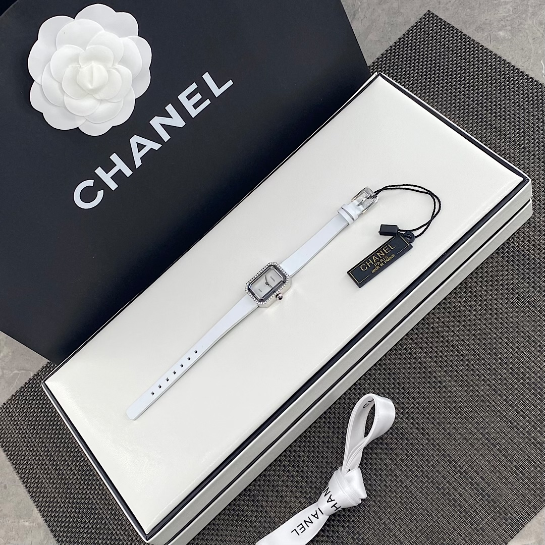 NO:387953,Chanel Chanel black gold sugar cube women's quartz watch case and buckle use in-furnace vacuum gold plating technology, the entire surface is 18K gold covering thickness is 8 μm, and the watch size is 19.715.2mm. Equipped with imported original quartz movement, square polygon large-edged sapphire glass mirror, diamond cutting process, always keeps traceless and clear. It is matched with a velvet texture rubber strap, soft and comfortable, and has a good texture. This watch is designed by Coco for Hollywood actress Greta Garbo. As Chanel's first watch, it is very PR  The meaning of emiere (first appearance), the case with octagonal sapphire glass is inspired by the bottle cap of N°5 perfume and the Paris Fonden Square near Coco's home. Because this shape looks very similar to sugar cubes, it is also called sugar cubes. It is a watch that immediately increases fashion when you wear whatever clothes you wear. The heartthrobs in the medieval watch are retro and elegant. There are no seconds hand, no numbers or time marks on the dial to make you feel the time as you like, and it is unique to add avant-garde and fashionable feel to various shapes., chanel, chanel, gold  Plating19860909香奈儿Chanel黑金小方糖女士石英腕表表壳和表扣采用的炉内真空镀金技术,整面18K金覆盖厚度为8咪,腕表尺寸19.715.2mm.搭载进口原装石英机芯,方形多边形大切边蓝宝石玻璃镜面,钻石切割工艺,始终保持无痕清透,搭配丝绒质感橡胶表带,上手柔软舒适,质感上佳.这款腕表是coco邀请好莱坞女星GretaGarbo设计,作为香奈儿的第一款腕表,非常具有premiere(首次露面)的意义,表壳配八角形蓝宝石玻璃的灵感来源于N°5香水的瓶盖以及coco家附近的巴黎芳登广场,因为这个外形很像方糖也被大家称之为方糖腕表.就是一款你穿什么衣服戴它都立刻提高时尚度的腕表.中古表里的万人迷复古优雅,表盘上没有秒针没有数字也没有时标让你随心感觉时间,与众不同为各种造型平添前卫时尚感.,,chanel,chanel,gold plating,Watch