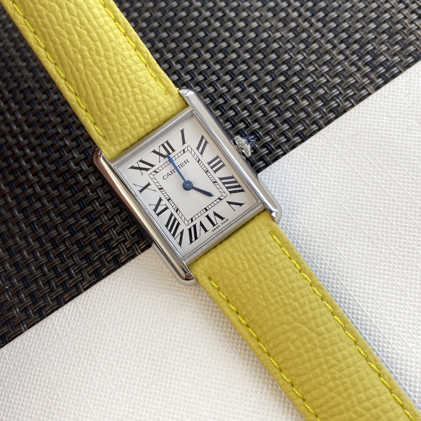 NO:393408,Bill!  Cartier summer dopamine critical strike model (tank women's large size) A touch of counter 'original' jumps on the wrist, specially customized Italian calfskin 'lemon yellow' color scheme!  It is like biting away the refreshing air of the cool water, and it is like capturing the hot summer sunshine. The light body fits into the wrist, and every second of it is a declaration of vitality, which makes the dull outfit instantly have a sense of breathing. Wear it, today's good mood has automatically turned on!  Lemon yellow and black strap for orders!  Cartier's new TankMust watch. It Must be a TANK Among all the classic Cartier tank watches, if you want to have a watch that you wear every day, I will definitely choose TANK Solo, and now this may be the latest TANK  MUST has improved. This year, the brand launched a new TankMust series watch. This TankMust series watch also uses the brand's iconic square case with a small size of 29.5×22 mm, a thickness of 6 mm, a large size of 33.7mm x 25.5mm, a silver-plated dial and a sword-shaped blue steel hand, a sapphire crystal glass and a unique blue spinel design and grained calfskin strap inlaid on the crown. It is rounder and smoother than the previous line processing. In addition, the watch is also equipped with a quick-removal function, which greatly increases the comfort and convenience of daily wear.,,,,cowhide,19860909批！卡地亚夏日多巴胺暴击款（坦克女款大号） 腕间跃动一抹专柜“原版”特别定制意大利小牛皮＂柠檬黄＂配色！像咬开沁凉气泡水的清爽,似捕捉住盛夏阳光的炽热.轻盈表身贴合手腕,每一秒转动都是元气宣言,让沉闷穿搭瞬间拥有呼吸感——戴上它,今天的好心情已自动开机！下单柠檬黄送黑色表带！ 卡地亚全新推出的TankMust腕表.It Must be a TANK在所有经典的卡地亚坦克腕表里面,如果要拥有一只作为日常每天戴的腕表,我肯定选TANK Solo,而现在这件事可能会被最新的TANK MUST改观.今年,品牌推出了全新的TankMust系列腕表,这款TankMust系列腕表,同样采用品牌标志性的方形表壳小29.5×22毫米,厚度6毫米、大33.7mmx25.5mm,表盘镀银及剑形蓝钢指针,蓝宝石水晶玻璃以及在表冠上镶嵌的独一无二蓝色尖晶石设计加粒面小牛皮表带,相较于之前的线条处理更为圆润、流畅.此外,腕表还配备了表带快拆功能,这一设计也大大的增加了日常佩戴的舒适性和便利性.,,cartier,cowhide,Watch