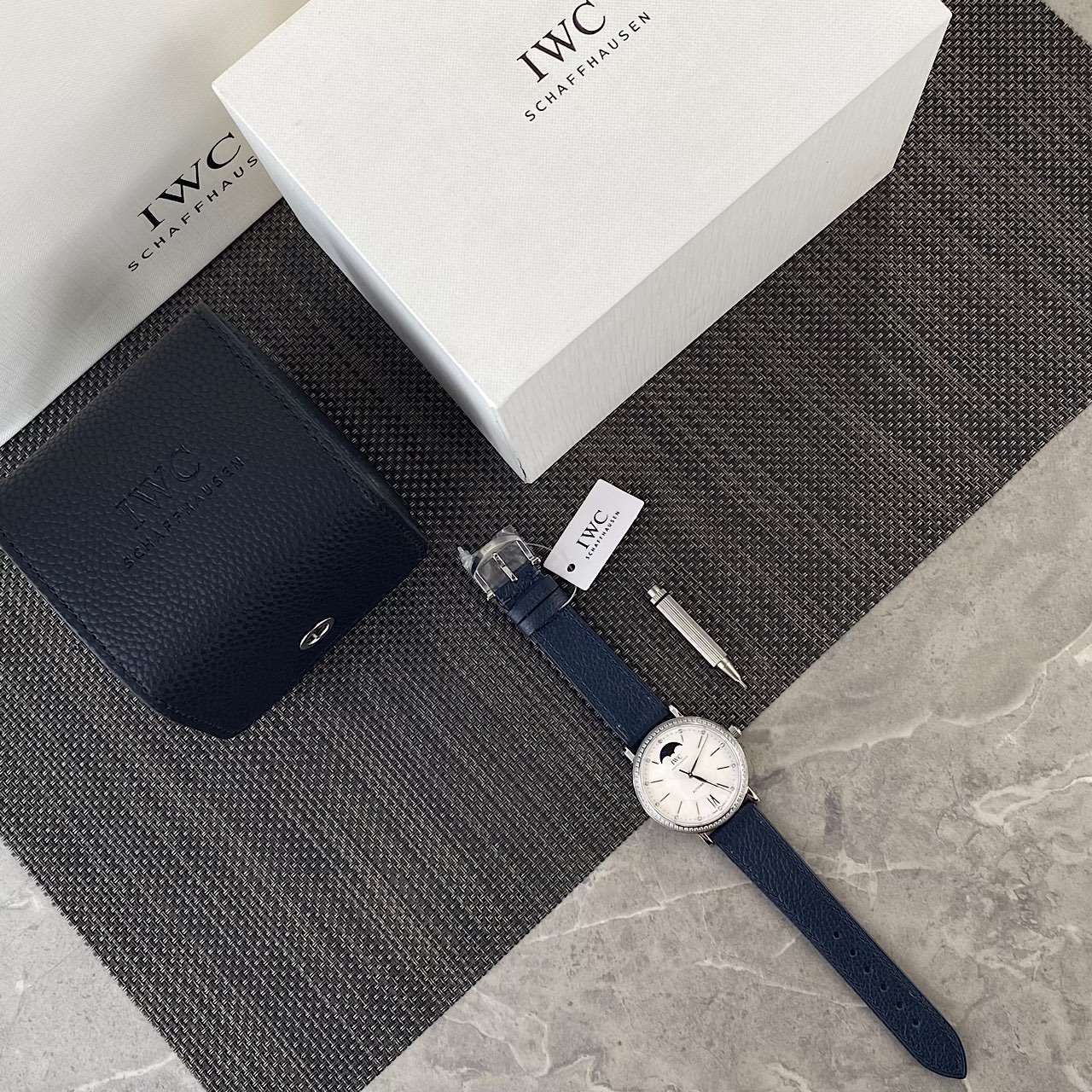 NO:393402,There is a kind of beauty, independent but not overbearing, beautiful but not arrogant, and has a great style. Such a woman has sincerity, love, courage, and affection in her heart!  In career, they have their own ambitions, move forward all the way, and take responsibility. In life, they treat people warmly, calmly and calmly, like spring breeze. Time has never been an enemy to them, but gives them a more textured quality and taste. A look, an action, and a world of affection are all full. Have you ever met such a woman? Have you fallen in love with such a woman? Or are you this woman yourself? Today, this IWC IWN watch, even the most beautiful choice pays tribute to you. Classic IWC Potafino series, model IW458112, 37mm diameter, 66 diamonds Santoni crocodile leather strap, fashionable and wealthy!  Equipped with customized version replica original 35111 model automatic winding movement, 42-hour power reserve, anti-glare sapphire glass, original packaging, three-code in one!  High-end hard goods!  Exclusive channel!  ,iwc,crocodile skin19860909批.有一种美,独立却不霸道,美丽却不傲娇,颇有大家风范.这样的女人心里有诚、有爱、有勇,也有情！事业上,她们有自己的宏图,一路前行,勇敢担当.生活上,她们温暖待人,坦然自若,如沐春风.时间对于她们,从来都不是敌人,而是赋予更有质感的成色和品味.一个眼神,一个动作,有情天地间,都已丰沛充盈.你遇见过这样的女人吗,你爱上过这样的女人吗,还是,你自己就是这种女人.今天这款IWC万国表,以至美之选致敬无畏的你.经典IWC波涛菲诺系列,型号IW458112,37mm表径,66颗钻石Santoni鳄鱼皮表带,时尚富贵！搭载定制版复刻原装机35111型号自动上链机芯,42小时动力储备,防眩目蓝宝石玻璃,原包装,三码合一！高端硬货！独家渠道！,,iwc,crocodile skin,Watch