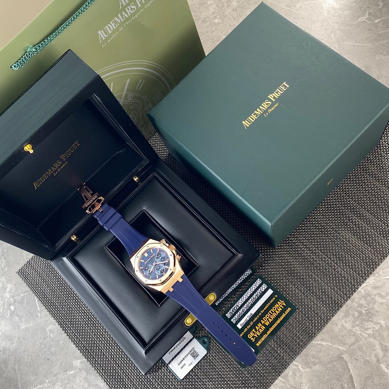 NO:393406,The new version of Audemars Piguet 41mm. The only universal interchangeable version on the market with the original accessories, the dial is blue large grid pattern 'decorative pattern' with rose gold three-dimensional luminous time marks and the new version upgraded Royal Oak pointer. The strap has also been redesigned, and the first four links have been changed from parallelograms to trapezoids. The width of the watch strap is gradually reduced, and it is lighter when worn!  The movement is equipped with the original uniform movement CALIBRE4302. The real non-jamming integrated movement can be seen if the direction of the movement balance wheel is consistent with the original. The market boasts that many movements are added with fake deck movements. Everyone knows what you pay for!  The movable head particle design is consistent with the original at the head of the watch band. The switch texture of the buckle and the engraving process of each part are consistent with the original. There is no color difference between the literal workmanship and the color of the original. The bottom cover is polished with stainless steel!  The rotor presents the anniversary logo and the Audemars Piguet logo through hollowing techniques, and is staggered with satin polish and gloss polishing like the case!  Moreover, the watch has a bottom cover further integrated into the case, making it comfortable to wear and more comfortable to wear and more fit the curve of the wrist. The case strap is made of original imported stainless steel, and the hard and wear-resistant case strap is delicately brushed and not sharp, perfectly interpreting the meticulous details of the original!  ,,audemars19860909批 新版爱彼41mm. 市场上唯一和原版配件通用互换版本,表盘蓝色大网格纹”装饰图案“搭配玫瑰金立体夜光时标 和新版升级皇家橡树指针.表带也重新设计,首四个链节从平行四边形改为梯形,表带宽度逐步递减少,戴上手的时候也更轻盈！机芯搭载原装一致一体机芯 CALIBRE4302,真正的无卡度一体机芯,机芯摆轮方向就能看出是不是和原装一致,市场吹嘘很多机芯的都是加的假甲板机芯懂的都懂,一分钱一分货！ 表带头粒连接表头处与原装一致的活动头粒设计,表扣的开关质感与各部位的雕刻工艺均与原装一致,字面做工与颜色和原装毫无色差,底盖采用精钢打磨谜底设计！摆陀透过镂空巧技呈现周年标志及爱彼标志雕刻,并与表壳一样经过缎面打磨与亮面抛光交错处理！而且腕表有将底盖进一步整合到表壳中,令佩戴起来服贴舒适,更贴合手腕弧度.表壳表带采用原版进口精钢材质制造,坚硬耐磨表壳表带细腻的拉丝且不会锋利的工艺完美演绎原版细节的一丝不苟！,,audemars,Watch