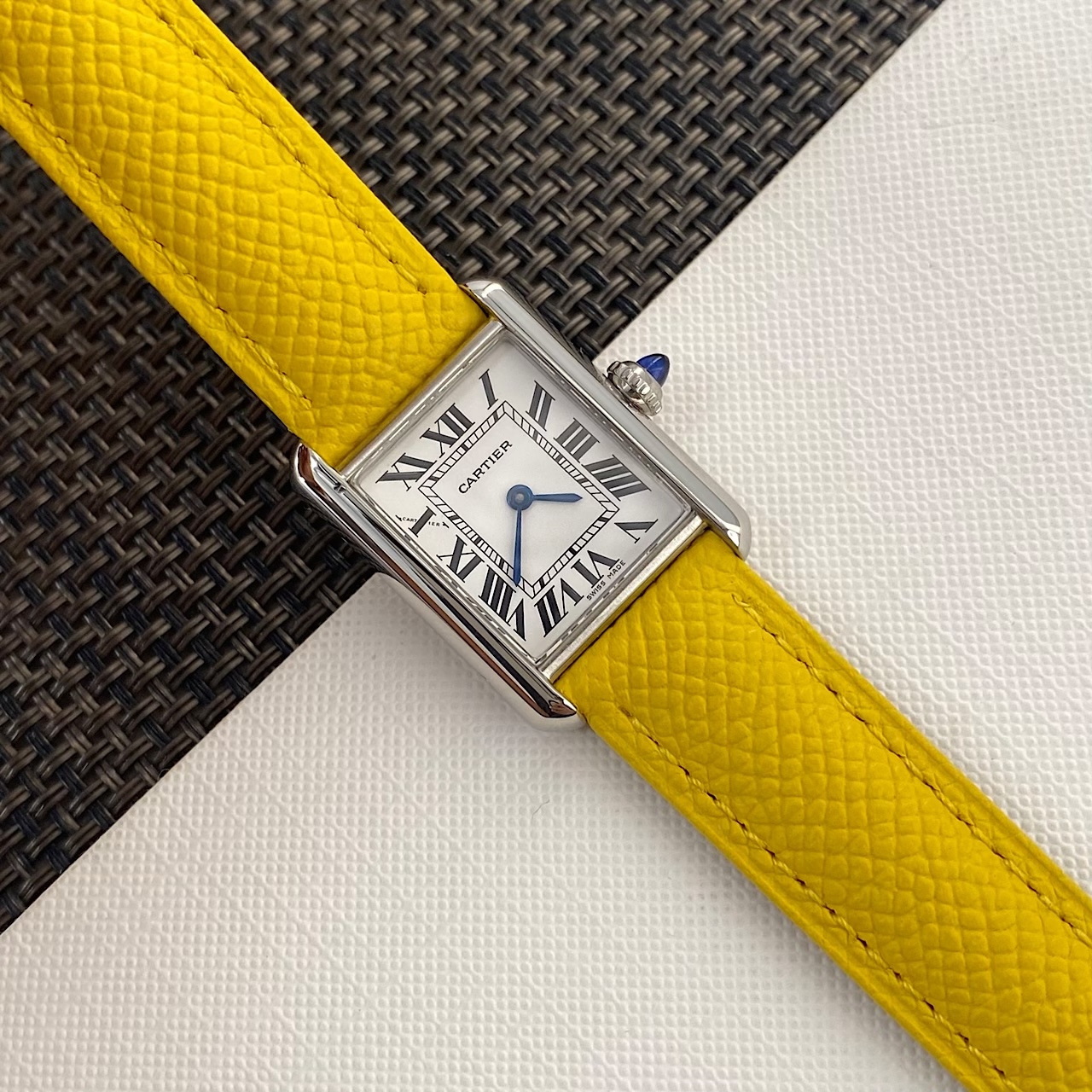 NO:393411,Bill!  Cartier summer dopamine critical strike model (tank trumpet) A touch of the counter 'original' Italian calfskin 'lemon yellow' color matching!  It is like biting away the refreshing air of the cool water, and it is like capturing the hot summer sunshine. The light body fits into the wrist, and every second of it is a declaration of vitality, which makes the dull outfit instantly have a sense of breathing. Wear it, today's good mood has automatically turned on!  Lemon yellow and black strap for orders!  Cartier's new TankMust watch. It Must be a TANK Among all the classic Cartier tank watches, if you want to have a watch that you wear every day, I will definitely choose TANK Solo, and now this may be the latest TANK  MUST has improved. This year, the brand launched a new TankMust series watch. This TankMust series watch also uses the brand's iconic square case with a small size of 29.5×22 mm, a thickness of 6 mm, a large size of 33.7mm x 25.5mm, a silver-plated dial and a sword-shaped blue steel hand, a sapphire crystal glass and a unique blue spinel design and grained calfskin strap inlaid on the crown. It is rounder and smoother than the previous line processing. In addition, the watch is also equipped with a quick-removal function, which greatly increases the comfort and convenience of daily wear.,,,,cowhide,19860909批！卡地亚夏日多巴胺暴击款（坦克小号） 腕间跃动一抹专柜“原版”意大利小牛皮＂柠檬黄＂配色！像咬开沁凉气泡水的清爽,似捕捉住盛夏阳光的炽热.轻盈表身贴合手腕,每一秒转动都是元气宣言,让沉闷穿搭瞬间拥有呼吸感——戴上它,今天的好心情已自动开机！下单柠檬黄送黑色表带！ 卡地亚全新推出的TankMust腕表.It Must be a TANK在所有经典的卡地亚坦克腕表里面,如果要拥有一只作为日常每天戴的腕表,我肯定选TANK Solo,而现在这件事可能会被最新的TANK MUST改观.今年,品牌推出了全新的TankMust系列腕表,这款TankMust系列腕表,同样采用品牌标志性的方形表壳小29.5×22毫米,厚度6毫米、大33.7mmx25.5mm,表盘镀银及剑形蓝钢指针,蓝宝石水晶玻璃以及在表冠上镶嵌的独一无二蓝色尖晶石设计加粒面小牛皮表带,相较于之前的线条处理更为圆润、流畅.此外,腕表还配备了表带快拆功能,这一设计也大大的增加了日常佩戴的舒适性和便利性.,,cartier,cowhide,Watch