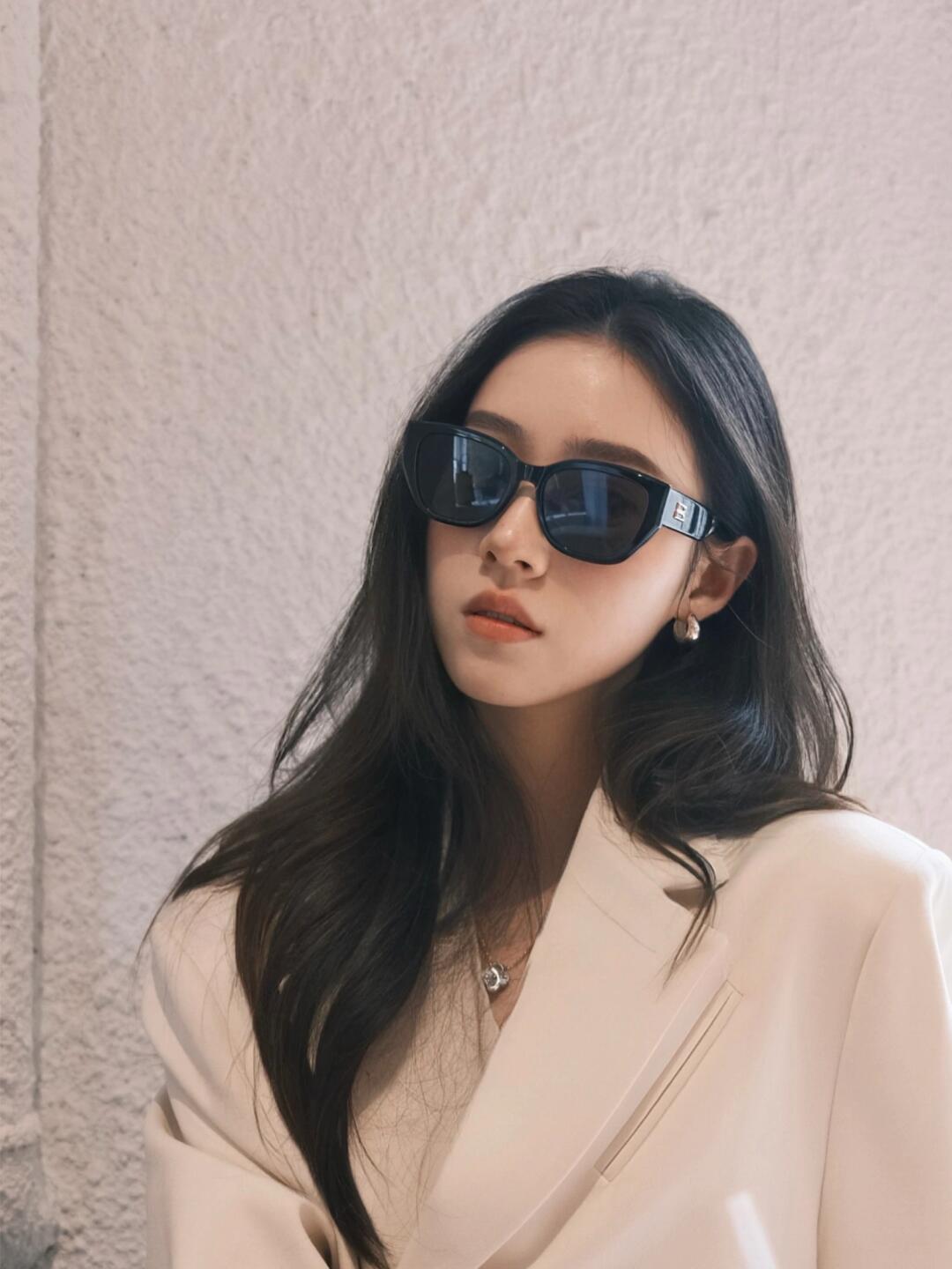 Unknown 墨镜Buff加持，恭迎霸气大女主