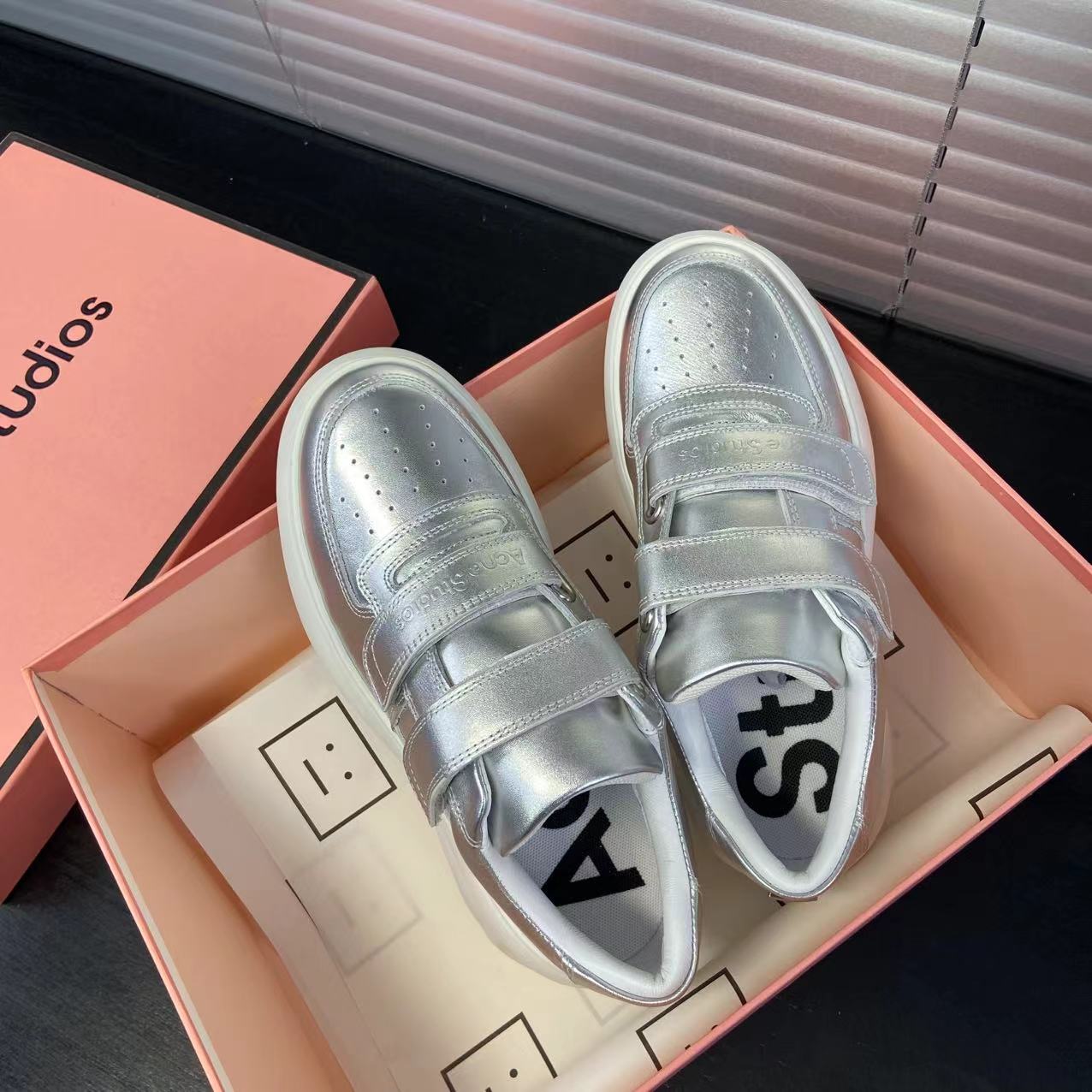 | Acne Spedizione Scarpe