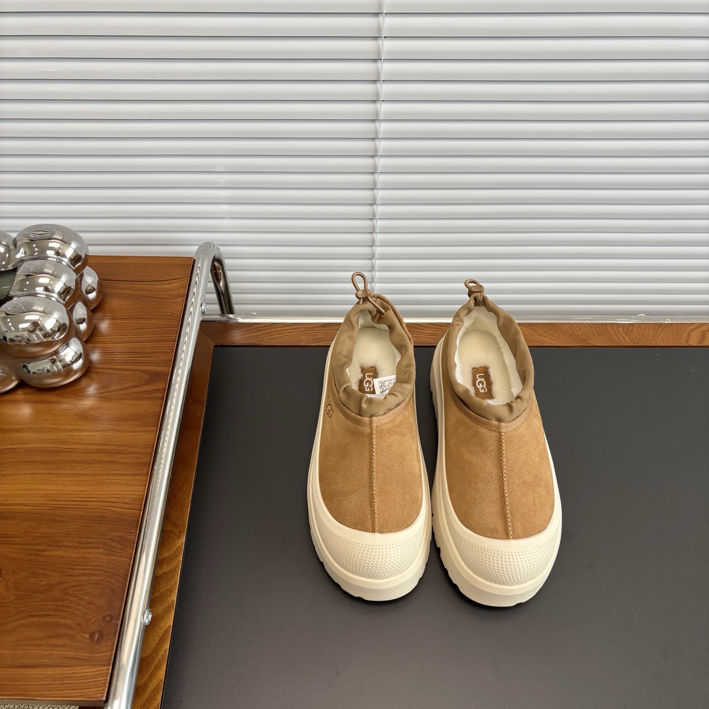 NO:547176,[The same UGG waterproof Tasman of Wang Yibo is here] A must-have for autumn and winter, waterproof, warm, light, and height increase in seconds. The upper uses high mercerized beef reverse velvet, with delicate texture and good luster, and non-currency beef reverse velvet!  The large sole is made of injection molded I foaming combination (referred to as the original sole), with many processes and high costs, lightweight and better foot feel. It is an integrated ready-made large sole that is not used for currency!  Inner sheepskin and fur are integrated, warm and skin-friendly size: women's size 35-40 men's size 40-44 model number: 4096, snow boots, boots, sheepskin19860909【王一博同款UGG防水塔斯曼来啦】   秋冬必入款防水保暖轻便增高秒变一米八  鞋面采用高丝光牛反绒,纹路细腻,光泽感好,非通货牛反绒！ 大底采用注塑I发泡组合而成(简称原版底),工序多成本高,轻便脚感更好,非通货采用的一体成型的现成大底！ 内里羊皮毛一体,保暖亲肤 size:女码35-40 男码40-44 款号:4096,雪地靴,boots,sheepskin,Women's Shoes