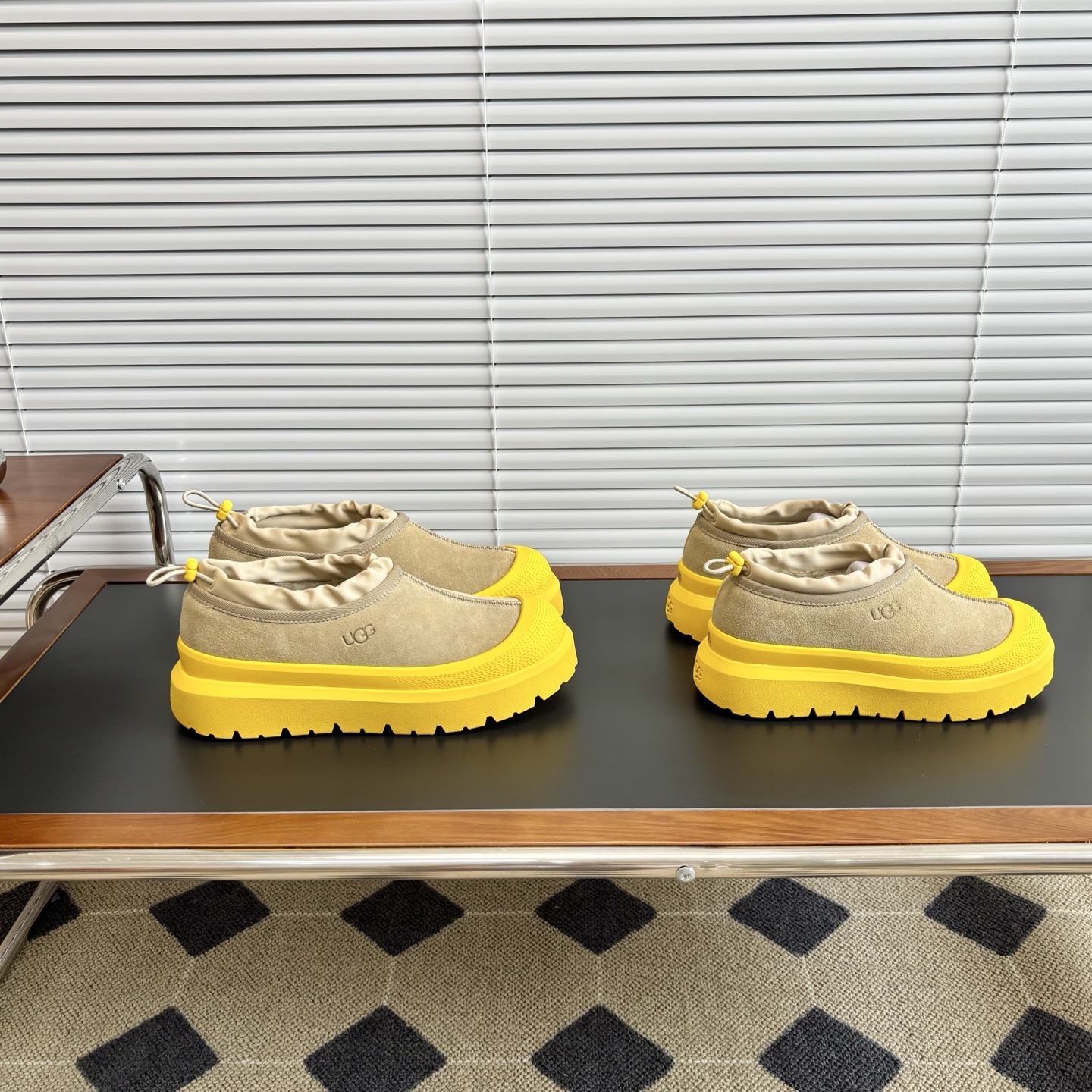 NO:547193,[The same UGG waterproof Tasman of Wang Yibo is here] A must-have for autumn and winter, waterproof, warm, light, and height increase in seconds. The upper uses high mercerized beef reverse velvet, with delicate texture and good luster, and non-currency beef reverse velvet!  The large sole is made of injection molded I foaming combination (referred to as the original sole), with many processes and high costs, lightweight and better foot feel. It is an integrated ready-made large sole that is not used for currency!  Inner sheepskin and fur are integrated, warm and skin-friendly size: women's size 35-40 men's size 40-44 model number: 4096, snow boots, boots, sheepskin19860909【王一博同款UGG防水塔斯曼来啦】   秋冬必入款防水保暖轻便增高秒变一米八  鞋面采用高丝光牛反绒,纹路细腻,光泽感好,非通货牛反绒！ 大底采用注塑I发泡组合而成(简称原版底),工序多成本高,轻便脚感更好,非通货采用的一体成型的现成大底！ 内里羊皮毛一体,保暖亲肤 size:女码35-40 男码40-44 款号:4096,雪地靴,boots,sheepskin,Women's Shoes