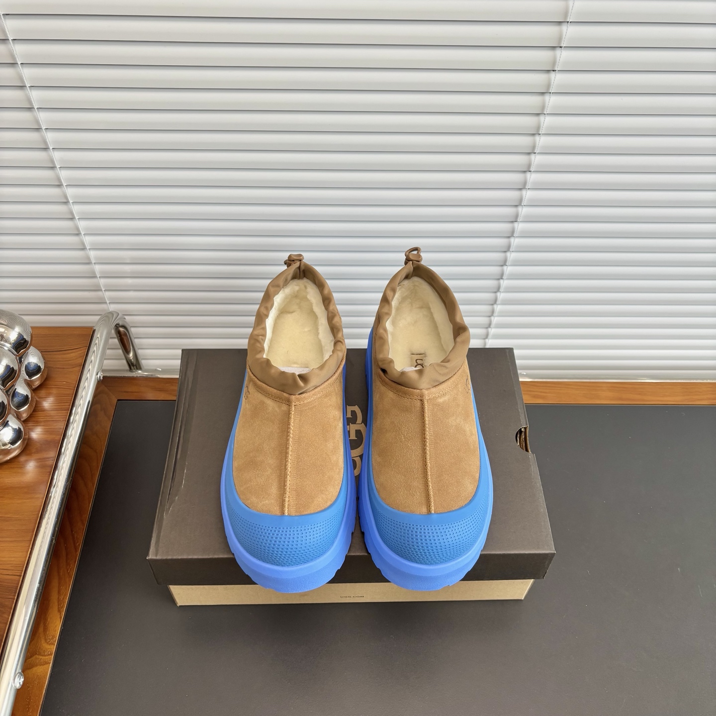 NO:547207,[The same UGG waterproof Tasman of Wang Yibo is here] A must-have for autumn and winter, waterproof, warm, light, and height increase in seconds. The upper uses high mercerized beef reverse velvet, with delicate texture and good luster, and non-currency beef reverse velvet!  The large sole is made of injection molded I foaming combination (referred to as the original sole), with many processes and high costs, lightweight and better foot feel. It is an integrated ready-made large sole that is not used for currency!  Inner sheepskin and fur are integrated, warm and skin-friendly size: women's size 35-40 men's size 40-44 model number: 4096, snow boots, boots, sheepskin19860909【王一博同款UGG防水塔斯曼来啦】   秋冬必入款防水保暖轻便增高秒变一米八  鞋面采用高丝光牛反绒,纹路细腻,光泽感好,非通货牛反绒！ 大底采用注塑I发泡组合而成(简称原版底),工序多成本高,轻便脚感更好,非通货采用的一体成型的现成大底！ 内里羊皮毛一体,保暖亲肤 size:女码35-40 男码40-44 款号:4096,雪地靴,boots,sheepskin,Women's Shoes