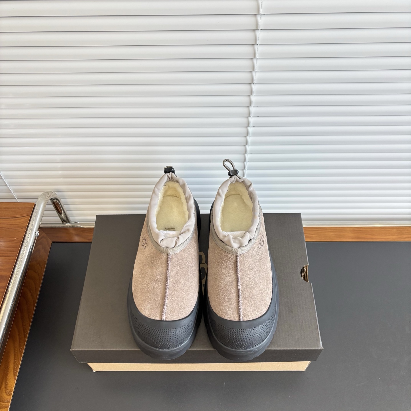 NO:547145,[The same UGG waterproof Tasman of Wang Yibo is here] A must-have for autumn and winter, waterproof, warm, light, and height increase in seconds. The upper uses high mercerized beef reverse velvet, with delicate texture and good luster, and non-currency beef reverse velvet!  The large sole is made of injection molded I foaming combination (referred to as the original sole), with many processes and high costs, lightweight and better foot feel. It is an integrated ready-made large sole that is not used for currency!  Inner sheepskin and fur are integrated, warm and skin-friendly size: women's size 35-40 men's size 40-44 model number: 4096, snow boots, boots, sheepskin19860909【王一博同款UGG防水塔斯曼来啦】   秋冬必入款防水保暖轻便增高秒变一米八  鞋面采用高丝光牛反绒,纹路细腻,光泽感好,非通货牛反绒！ 大底采用注塑I发泡组合而成(简称原版底),工序多成本高,轻便脚感更好,非通货采用的一体成型的现成大底！ 内里羊皮毛一体,保暖亲肤 size:女码35-40 男码40-44 款号:4096,雪地靴,boots,sheepskin,Women's Shoes