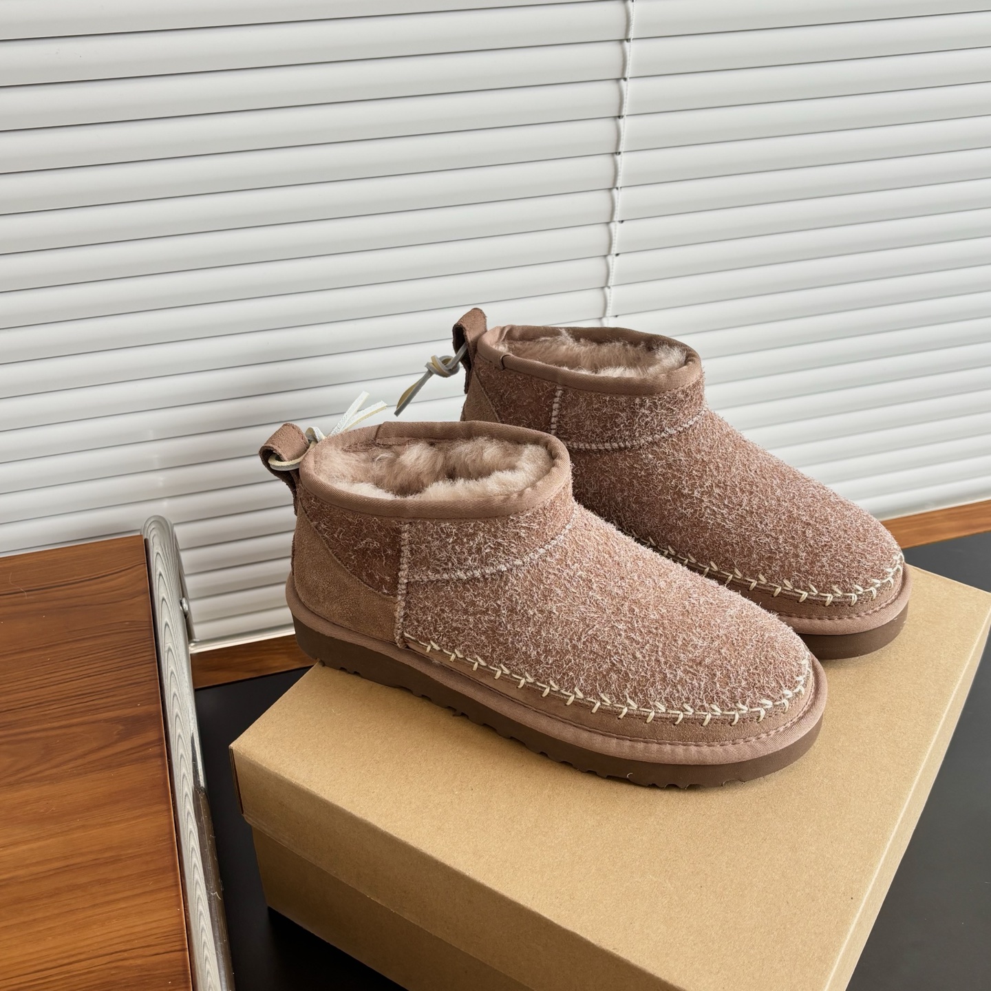 NO:682543,UGG Tasman Biarritz is so good at it. The UGG Tasman Biarritz model hits the mark!  The seaside retro style design brings a sense of relaxation when you go out. The furry suede upper + the iconic woven collar, and a small leather tassel, the details are exquisite to the bone. The 17mm wool lining is as warm as a hot water bottle, and your feet will not feel stiff when going out in freezing temperatures. The sugarcane EVA sole is light enough to walk wildly, and it is suitable for indoor and outdoor wear.  Pair it with jeans for a casual citywalk style. Pair it with a woolen skirt and it will instantly turn you into a classy girl. Caramel brown is perfect for autumn and winter wear. The slip-on design is super worry-free and can be done in 10 seconds if you’re lazy and go out at 8am!  size 35-40!  ,snow boots,boots,skirts,jeans,chamois leather19860909UGG塔斯曼比亚里茨太会了 被UGG塔斯曼比亚里茨款戳中审美！ 海边复古风设计, 出门自带松弛感 毛茸茸麂皮鞋面+标志性编织鞋领,再配个皮质小流苏,细节精致到骨子里.17mm羊毛内衬暖得像揣了热水袋,零下出门脚也不僵.甘蔗EVA鞋底轻到能暴走,室内外穿都不违和. 搭牛仔裤是随性citywalk风,配毛呢裙秒变温柔学姐,焦糖棕和秋冬穿搭锁死适配度.一脚蹬设计超省心,懒人早八出门10秒搞定！size 35-40码！,雪地靴,boots,skirts,jeans,chamois leather,Women's Shoes