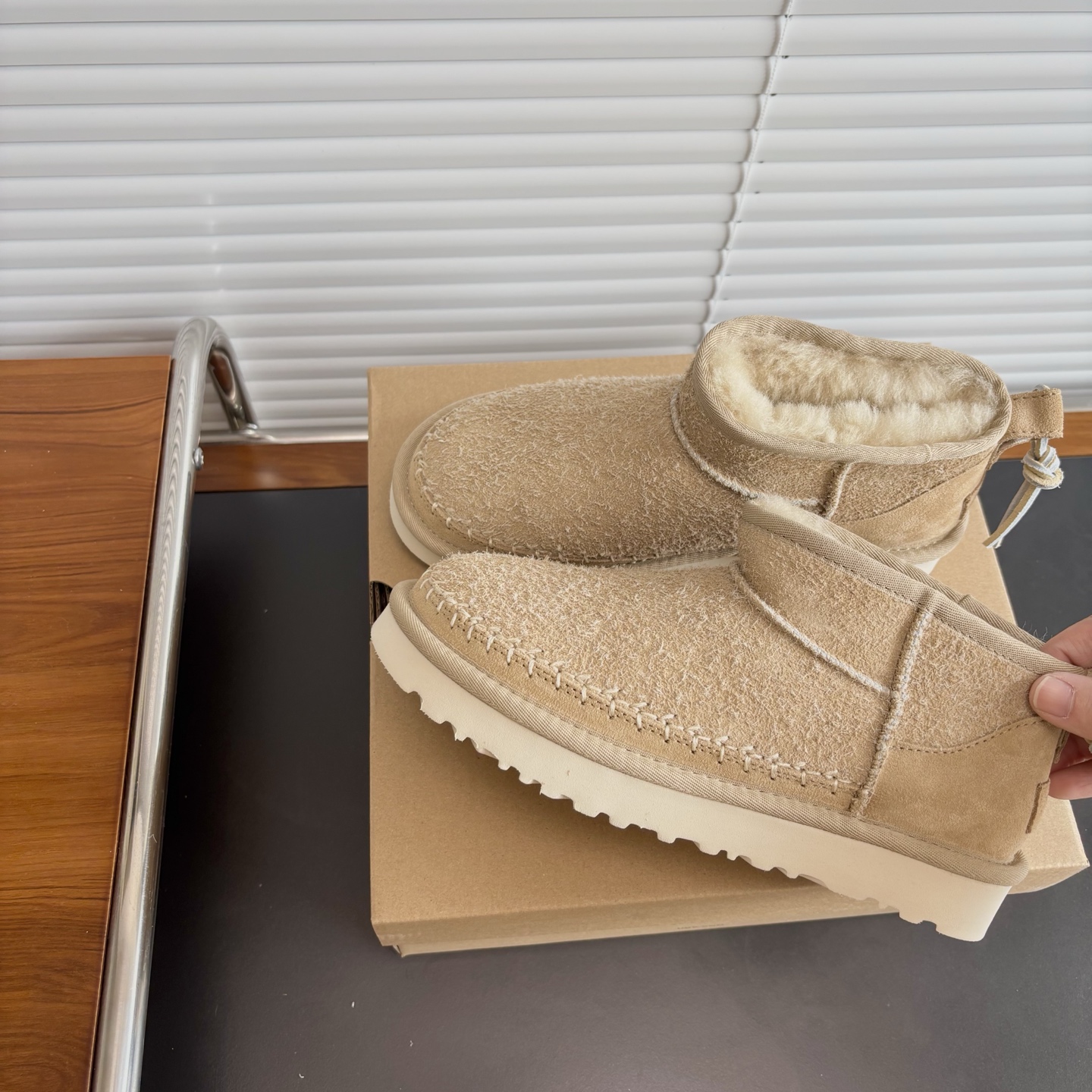 NO:682549,UGG Tasman Biarritz is so good at it. The UGG Tasman Biarritz model hits the mark!  The seaside retro style design brings a sense of relaxation when you go out. The furry suede upper + the iconic woven collar, and a small leather tassel, the details are exquisite to the bone. The 17mm wool lining is as warm as a hot water bottle, and your feet will not feel stiff when going out in freezing temperatures. The sugarcane EVA sole is light enough to walk wildly, and it is suitable for indoor and outdoor wear.  Pair it with jeans for a casual citywalk style. Pair it with a woolen skirt and it will instantly turn you into a classy girl. Caramel brown is perfect for autumn and winter wear. The slip-on design is super worry-free and can be done in 10 seconds if you’re lazy and go out at 8am!  size 35-40!  ,snow boots,boots,skirts,jeans,chamois leather19860909UGG塔斯曼比亚里茨太会了 被UGG塔斯曼比亚里茨款戳中审美！ 海边复古风设计, 出门自带松弛感 毛茸茸麂皮鞋面+标志性编织鞋领,再配个皮质小流苏,细节精致到骨子里.17mm羊毛内衬暖得像揣了热水袋,零下出门脚也不僵.甘蔗EVA鞋底轻到能暴走,室内外穿都不违和. 搭牛仔裤是随性citywalk风,配毛呢裙秒变温柔学姐,焦糖棕和秋冬穿搭锁死适配度.一脚蹬设计超省心,懒人早八出门10秒搞定！size 35-40码！,雪地靴,boots,skirts,jeans,chamois leather,Women's Shoes