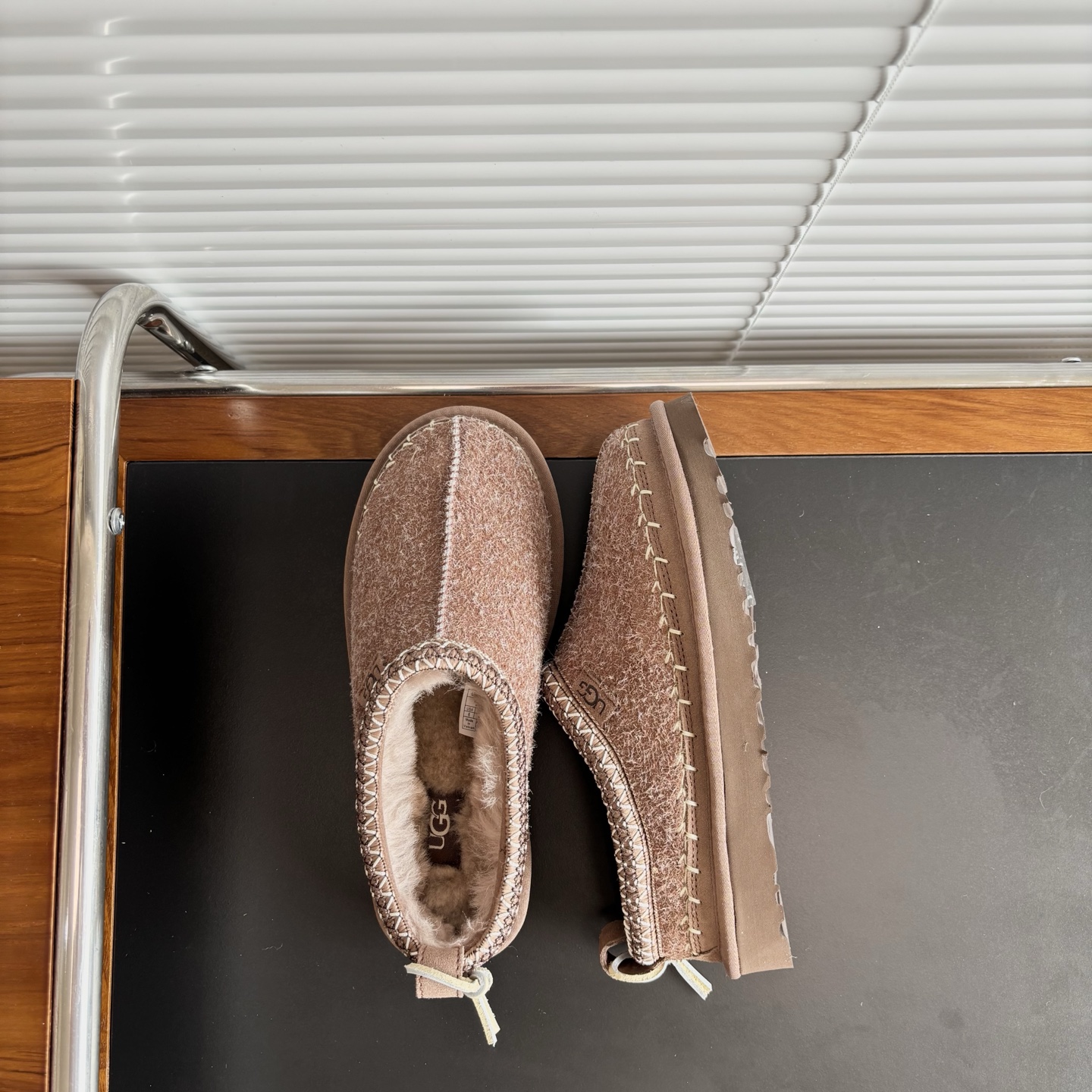 NO:682539,UGG Tasman Biarritz is so good at it. The UGG Tasman Biarritz model hits the mark!  The seaside retro style design brings a sense of relaxation when going out. The furry suede upper + iconic woven shoe collar is equipped with a small leather tassel, and the details are exquisite to the bone. The 17mm wool lining is as warm as a hot water bottle, and your feet will not feel stiff when going out in freezing temperatures. The sugarcane EVA sole is light enough to walk wildly, and is suitable for indoor and outdoor wear.  Pair it with jeans for a casual citywalk style. Pair it with a woolen skirt and it will instantly turn you into a classy girl. Caramel brown is perfect for autumn and winter wear. The slip-on design is super worry-free and can be done in 10 seconds if you’re lazy and go out at 8am!  size 35-40,snow boots,boots,skirts,jeans,chamois leather19860909UGG塔斯曼比亚里茨太会了 被UGG塔斯曼比亚里茨款戳中审美！ 海边复古风设计,出门自带松弛感 毛茸茸麂皮鞋面+标志性编织鞋领,再配个皮质小流苏,细节精致到骨子里.17mm羊毛内衬暖得像揣了热水袋,零下出门脚也不僵.甘蔗EVA鞋底轻到能暴走,室内外穿都不违和. 搭牛仔裤是随性citywalk风,配毛呢裙秒变温柔学姐,焦糖棕和秋冬穿搭锁死适配度.一脚蹬设计超省心,懒人早八出门10秒搞定！ size 35-40,雪地靴,boots,skirts,jeans,chamois leather,Women's Shoes