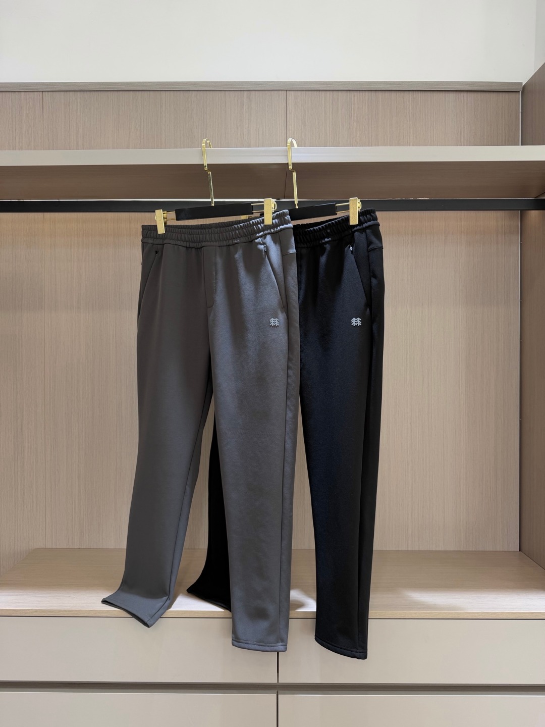 195💰（编号3）
KL两色加绒男裤
日常通勤全适配！属于那种穿过就会无限回购 秋冬两色换着穿，都不想换别的！

纯色简洁大方  流线收腿 显瘦但不会紧贴 不会像精神小伙那种 刚刚好的宽松度

G旗常年主打的经典款，一年四季都有这个版型，只是面料区分！！
直筒立体剪裁➕户外功能性梭织面料，强强联合，好穿又好看！
两侧隐形拉链口袋不会影响整体的流畅度，侧边标志性logo点缀，简洁中不失品味感

本布松紧腰，内里抽绳设计，舒适防勒，直口裤脚精致干练，户外属性不会太过，日常通勤穿搭也不失利落感
加绒梭织面料，拉伸延展性不错，穿着舒适不紧绷，多次穿洗不变形，灵活度很高！

松紧腰搭配内置抽绳设计 轻松包容胖瘦多种身材 
两侧拉链口袋 储物安全方便，非常实用

面料：锦纶85%+氨纶15%
哑光感布面细腻耐磨，质地偏硬挺，柔韧有筋骨挺括立体感强！上身版型立挺不塌！
内里速干加绒质地，方格型绒面，提供更多空气通道，干爽保暖，不闷热，不潮湿！

黑灰两个颜色，都是男士们日常最为实穿的基础色调，日常百搭的那种 
不管你是通勤穿还是平时休闲、健身等等 都能很好的搭配衣服

腰头内里净边走线，干净无杂线毛边
侧缝，口袋的拷边线全部加宽加密缝制，针脚扎实，拉扯也不易断线

推荐两条入，真的很好穿
不挑场合和年纪，户外休闲徒步商务都可以穿❗

颜色：灰色  黑色
尺码：M--XXL  最大建议穿到200斤左右！
松紧腰，面料有一定的拉伸力，卡码拍小能穿！肚子特别大的卡码可以考虑拍大